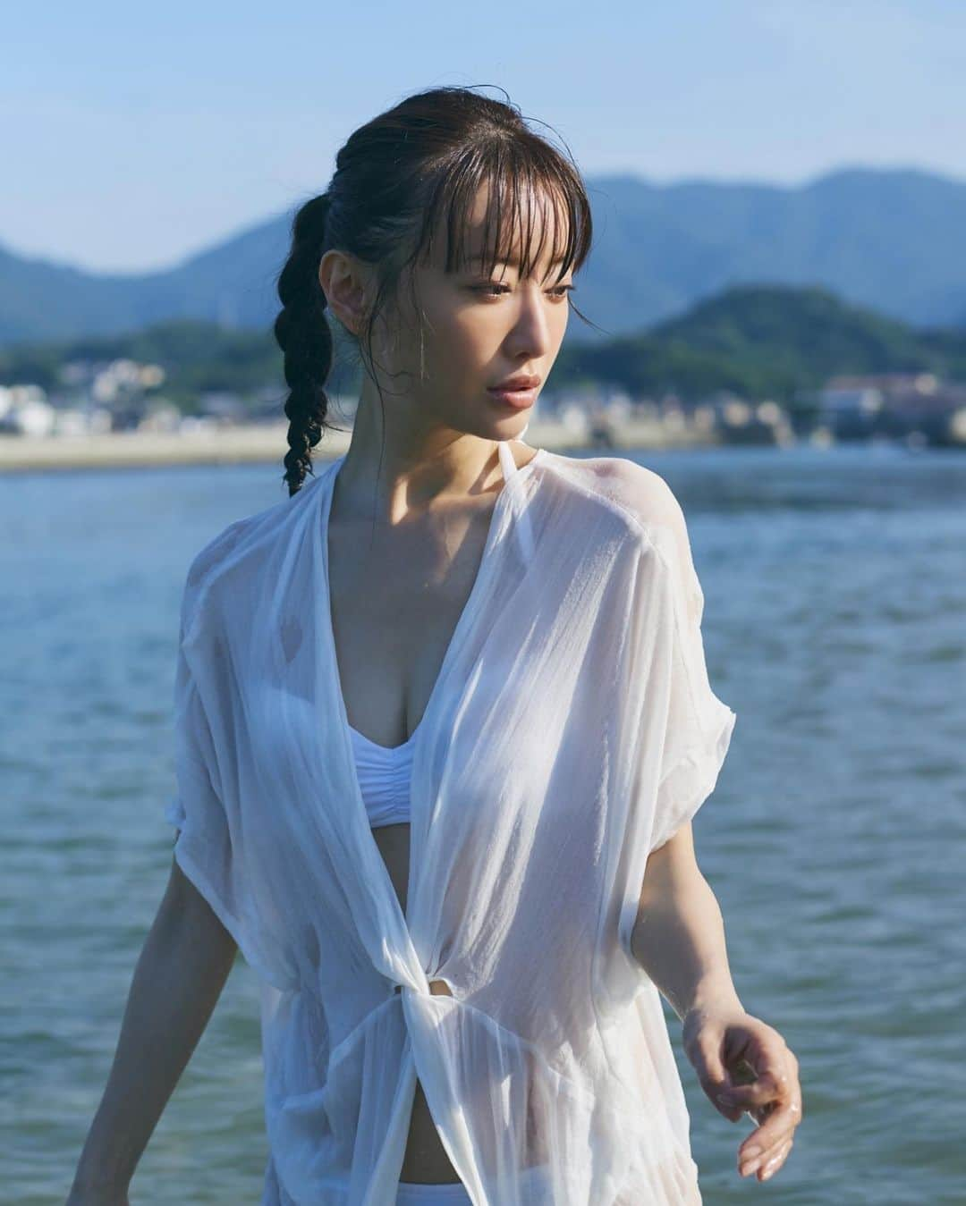 松本まりかさんのインスタグラム写真 - (松本まりかInstagram)「広島の海に浸かってみた。 今年初の海だ。初めて夏を感じたひととき。 #週プレ #アザーカット  そして今夜9時からは竜の道..です！ヨ🙈  電子版  bitly.com/330lEL9 Amazon amzn.to/3jMPA4g  Photographer :三瓶康友 @sampeism Stayrist:長張貴子 Hair&Make:佐藤エイコ Coordinator:江守章浩 edter:石橋太郎 Shooting Cooperation:古本屋弐拾dB」9月8日 16時09分 - marika_matsumoto