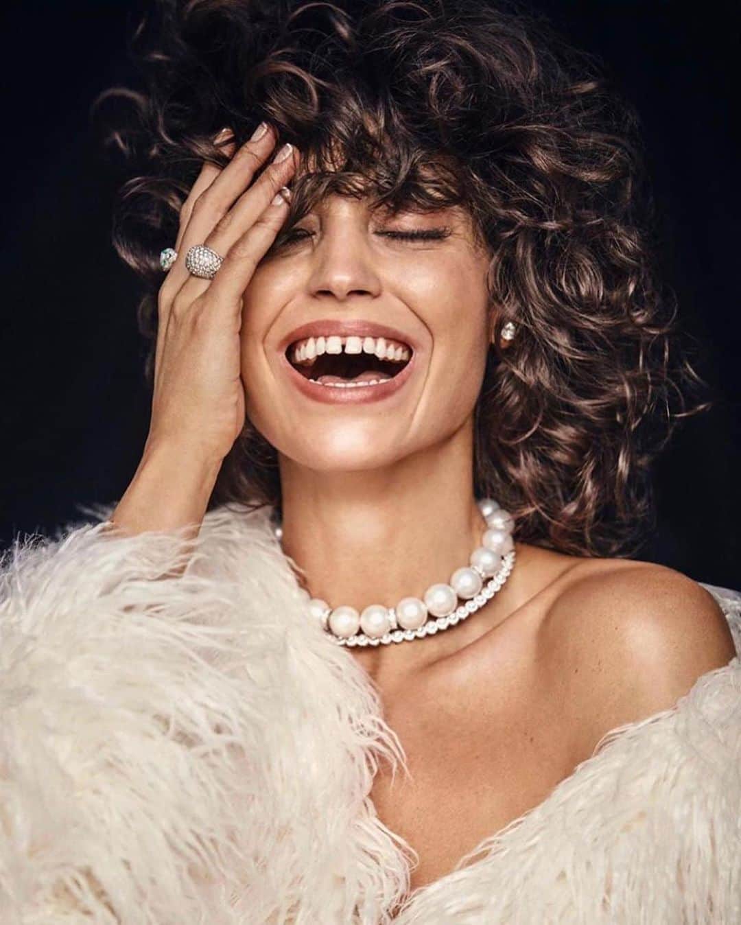 のインスタグラム：「The #PauleKaPress  We love featherlight and carefree @aboutceciliagomez on the cover of @mujerhoy in Paule Ka.   Nous adorons @aboutceciliagomez , légère comme une plume pour @mujerhoy en Paule Ka.  Merci @valero_rioja @veronicasuarez @nachofernandezr  #PauleKa #ParisianChic #MujerHoy #cover #editorial #plumage #ValeroRioja #CeciliaGomez」