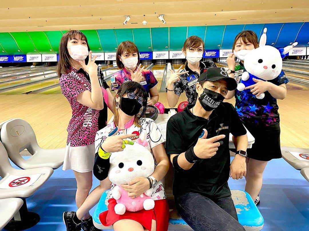黒田アーサーさんのインスタグラム写真 - (黒田アーサーInstagram)「昨日は東京ポートボウルの花きゃべつリーグでした！最近ボウラーの間でも花きゃべつリーグは有名になりつつあります😊✌️なぜなら美人プロボウラーが多いから❣️昨日は💕渡辺けあきプロ💕飯田菜々プロ💕秋山希望プロ💕矢野朋代プロ💕チョンヨンヒャンプロが参加！KORN兄貴がいなくて寂しかったので、いつもの集合写真はヨンちゃんに兄貴になりきって貰いました（笑）ヨンちゃん役に入ってて良い味出してたよ‼️🤣そしてなんと僕のダブルスパートナー矢野ちゃんが9コール‼️黒田アーサーモデルのシャツを着てパーフェクト！ってなってたら最高だったんだけど💦😅残念ながら惜しかった‼️でも朋ちゃんナイスゲーム❣️今回もチーム勝利に貢献してくれました😉👍 #東京ポートボウル  #花きゃべつリーグ  #矢野朋代プロ  #渡辺けあきプロ  #秋山希望プロ  #飯田菜々プロ #チョンヨンヒャンプロ  #黒田アーサー #ボウリング好きな人と繋がりたい  #ボウリング愛 #bowling #볼링」9月8日 16時06分 - kuroda_arthur