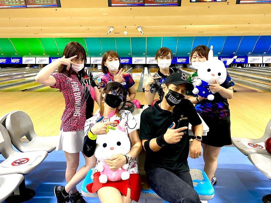 黒田アーサーさんのインスタグラム写真 - (黒田アーサーInstagram)「昨日は東京ポートボウルの花きゃべつリーグでした！最近ボウラーの間でも花きゃべつリーグは有名になりつつあります😊✌️なぜなら美人プロボウラーが多いから❣️昨日は💕渡辺けあきプロ💕飯田菜々プロ💕秋山希望プロ💕矢野朋代プロ💕チョンヨンヒャンプロが参加！KORN兄貴がいなくて寂しかったので、いつもの集合写真はヨンちゃんに兄貴になりきって貰いました（笑）ヨンちゃん役に入ってて良い味出してたよ‼️🤣そしてなんと僕のダブルスパートナー矢野ちゃんが9コール‼️黒田アーサーモデルのシャツを着てパーフェクト！ってなってたら最高だったんだけど💦😅残念ながら惜しかった‼️でも朋ちゃんナイスゲーム❣️今回もチーム勝利に貢献してくれました😉👍 #東京ポートボウル  #花きゃべつリーグ  #矢野朋代プロ  #渡辺けあきプロ  #秋山希望プロ  #飯田菜々プロ #チョンヨンヒャンプロ  #黒田アーサー #ボウリング好きな人と繋がりたい  #ボウリング愛 #bowling #볼링」9月8日 16時06分 - kuroda_arthur