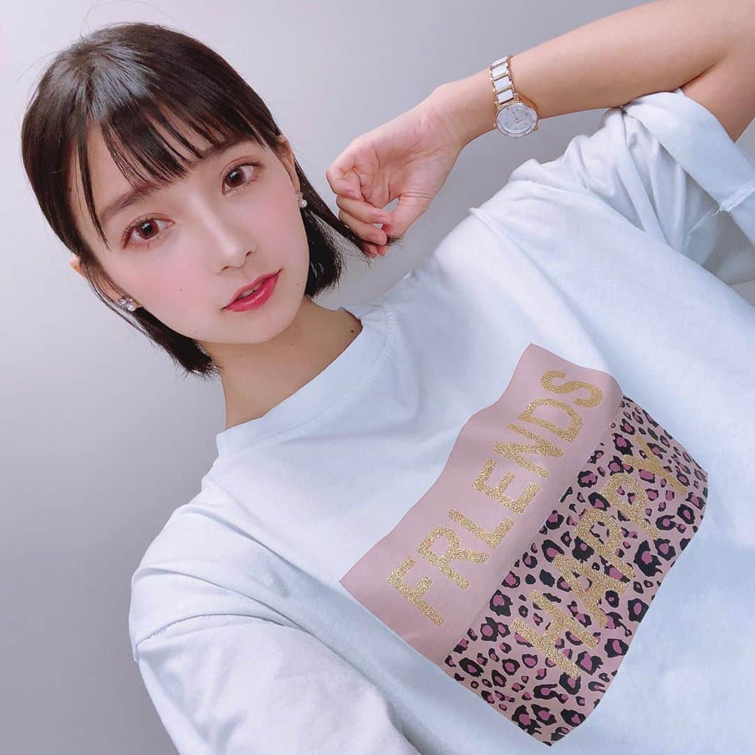 高野麻里佳のインスタグラム：「. . ボブヘアのラインを整えたら 結構短くなった！💇‍♀️✨ この長さって切るとすぐ分かるなあ 髪を縛ると完全にショートヘアです𓁶 . . 黒髪でここまで短いと Tシャツみたいなラフな格好も オシャレに着られるから嬉しい〜♪ . 黒髪ロングはセットもお手入れも 清潔感や爽やかさを出すのが 難易度高いイメージなんだあ。 だから今しかできないオシャレ*:ﾟ･♡ . . 最近は「早く髪伸ばしたい〜」 って思っていたけどいざ長くなると 絶対ショートが恋しくなるよね！！ あるある〜 . .」