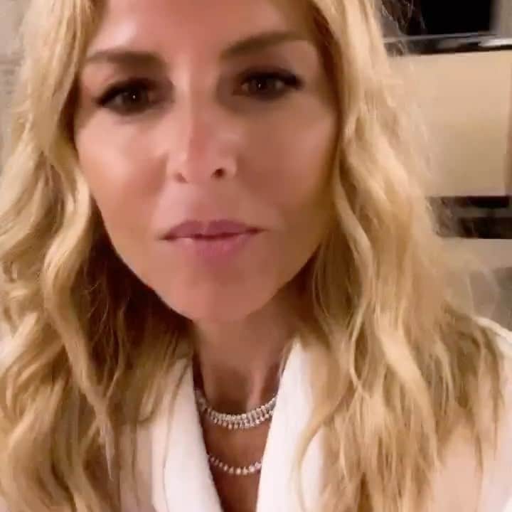 レイチェル・ゾーのインスタグラム：「On this #labordayweekend we want to thank the real #heroes of #2020 .  To the essential and frontline workers, the countless doctors and nurses, teachers and educators who have adapted to unfathomable circumstances we thank you beyond words. You have worked tirelessly and with great sacrifice to keep us safe and home with our children. To the firefighters currently battling the most brutal, endless fires in record heat our gratitude is immeasurable.  So while today marks the last day of summer for so many, please think about all of the extraordinary people doing amazing things when we need them most.  Feeling extra #grateful today. 🙏🏻❤️ XoRZ」