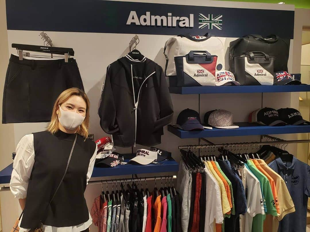 山路晶さんのインスタグラム写真 - (山路晶Instagram)「. @admiral_official1914 のお店に行ってきました🤩✌️ 皆さんも機会があれば立ち寄って、かっこいい服、可愛い服GETしてください🤤  9月に入ってまだ暑い日続いていますがそろそろ秋、冬服を買おうかなーって思い始めたときはアドミラルのウェアをチェックしてみてください🥺  本当に生地が良くて、かっこいいのから可愛いのまで種類も豊富なので絶対好みの服見つけられると思いまーす🙋‍♀️」9月8日 16時15分 - akira_2510