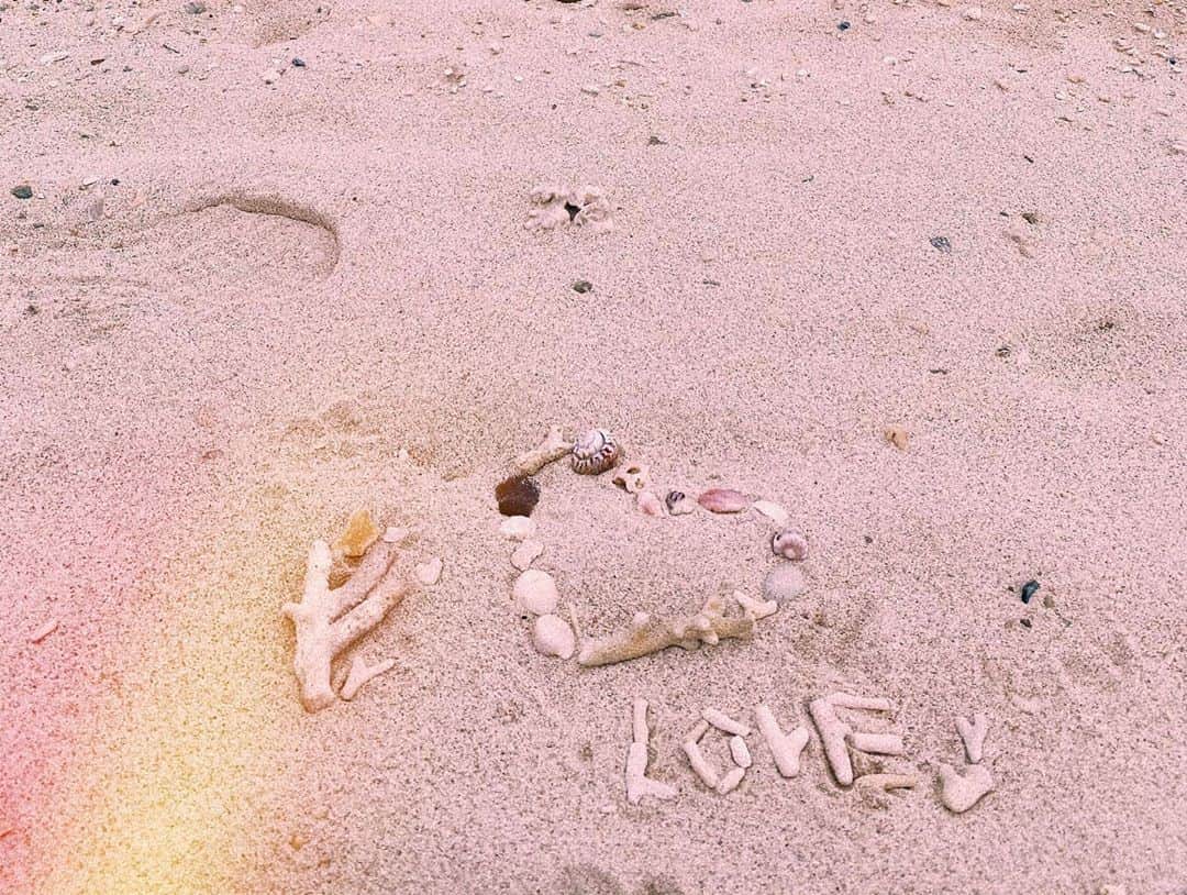 星沙織さんのインスタグラム写真 - (星沙織Instagram)「* * ♥♥♥ * こういうちょっと こださいの撮っちゃうんだよね〜🥺💜🧡💛 私がひらひらワンピで 写らなかっただけマシよね。 * 珊瑚と貝殻のLOVEも 良い感じに、こださいよ💓‪w * 可愛い🦀がいました！ 波の音って大好き⸜︎︎︎︎❤︎︎⸝‍ * * #love #sea #海 #さんぽ #海さんぽ🌊💙 #okinawa #okinawajapan」9月8日 16時16分 - saaaaa0rin
