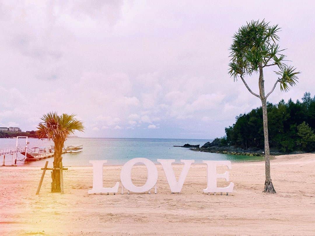 星沙織さんのインスタグラム写真 - (星沙織Instagram)「* * ♥♥♥ * こういうちょっと こださいの撮っちゃうんだよね〜🥺💜🧡💛 私がひらひらワンピで 写らなかっただけマシよね。 * 珊瑚と貝殻のLOVEも 良い感じに、こださいよ💓‪w * 可愛い🦀がいました！ 波の音って大好き⸜︎︎︎︎❤︎︎⸝‍ * * #love #sea #海 #さんぽ #海さんぽ🌊💙 #okinawa #okinawajapan」9月8日 16時16分 - saaaaa0rin