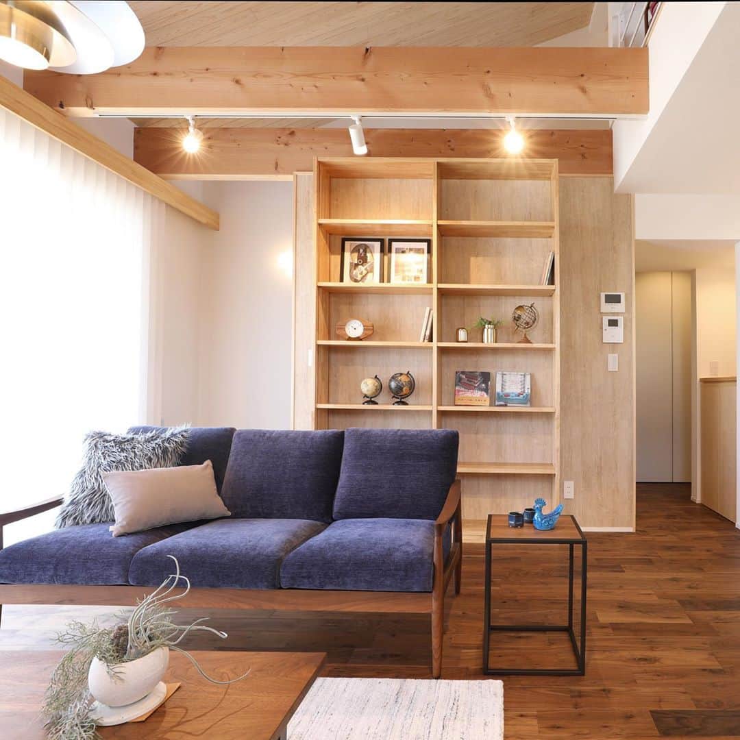 井上建設株式会社（下関）のインスタグラム：「#inouek #bookshelf #furniture #本棚  #ldk  LDKの見える所に本棚があると、本の好きなお子さんに育つそうですよ🎶 地球儀もgood！」