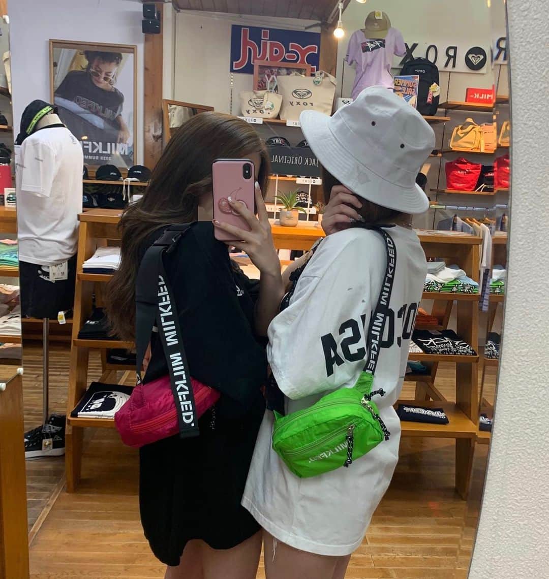 のインスタグラム：「ここしか友達いないみたいじゃん…  #静岡#歌舞伎町#名古屋#新宿#北新地 #ミナミ#両替町#club jerry #make#キャバ嬢#ホステス#beauty#selfie#style#推し #ヘアメ#ドレス#summer #過去pic#自粛#bodymake#筋トレ #ポコチャ#pococha#配信」