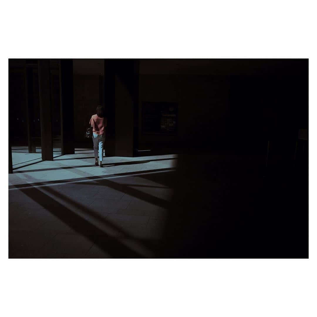 kazhixさんのインスタグラム写真 - (kazhixInstagram)「Light and shadow in the daily life of Tokyo . . Like a dance stage . . . shot on iphone7 . . . . #ShotoniPhone #instagram  #igersjp #ファインダー越しの私の世界 #東京カメラ部 #lovers_nippon #daily_photo_jpn #jj_forum_3121 #HelloFrom Tokyo」9月8日 16時36分 - kazhix