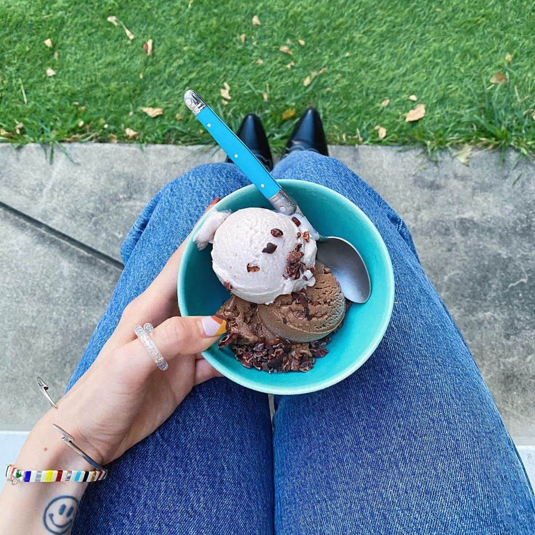 瀬戸あゆみさんのインスタグラム写真 - (瀬戸あゆみInstagram)「Ice Cream Time🍨🌈  ここでボーッとアイスクリーム食べる時間がすき。」9月8日 16時32分 - setoayumi