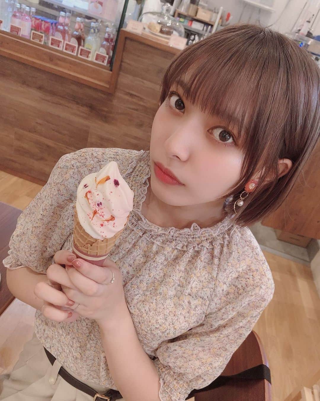 徒然みおれのインスタグラム：「バラのソフトクリーム🌹♥ お花可愛い💐  #横浜 #横浜カフェ #イングリッシュガーデン #ソフトクリーム #カフェ #エディブルフラワー」