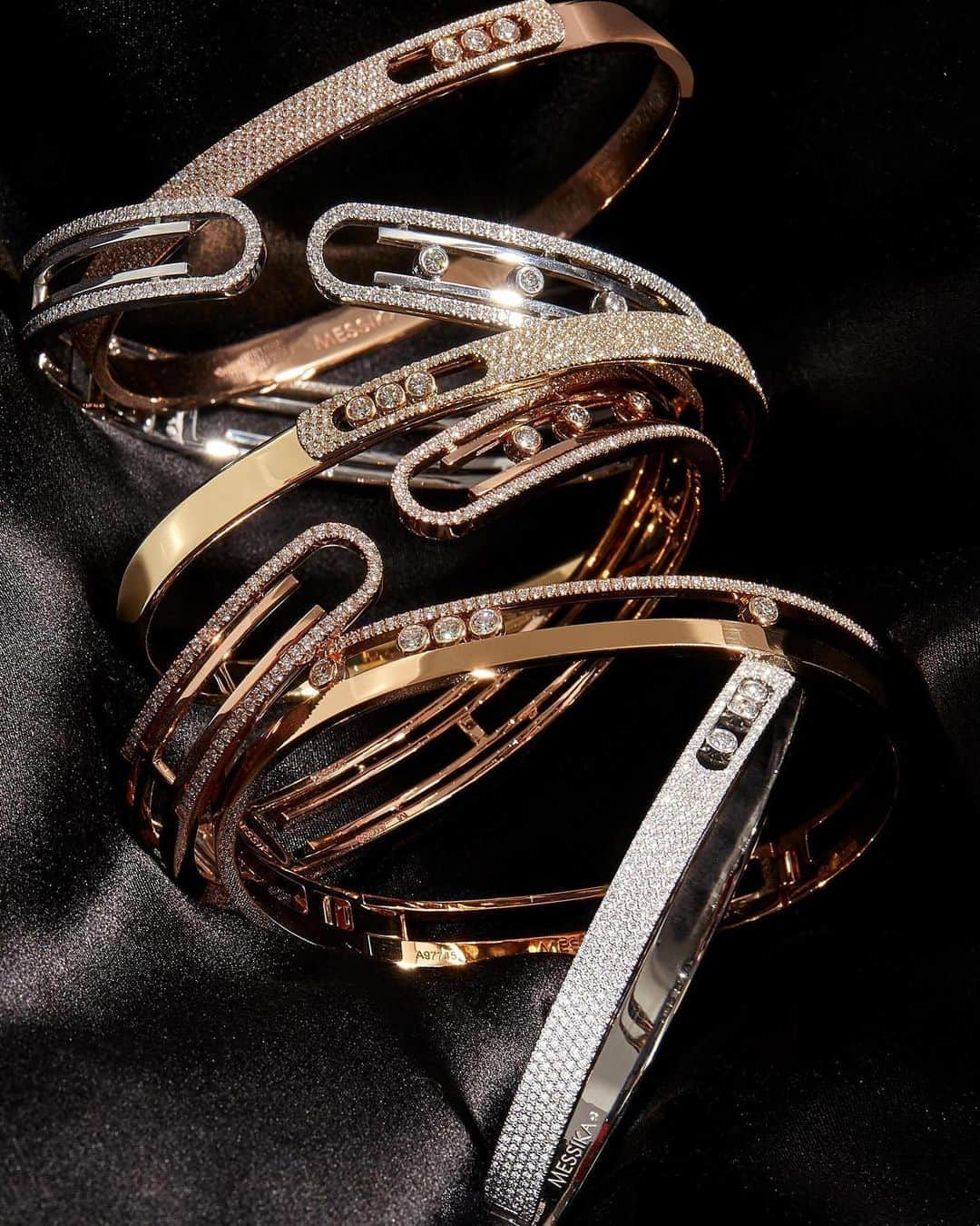 Harrodsさんのインスタグラム写真 - (HarrodsInstagram)「More is more when it comes to @messikajewelry. Stack these shimmering bangles up your arm as a high-impact accent to casuals and gowns alike.    Find #Messika in Luxury Jewellery on the First Floor.  #Harrods #HarrodsLuxuryJewellery」9月8日 16時54分 - harrods