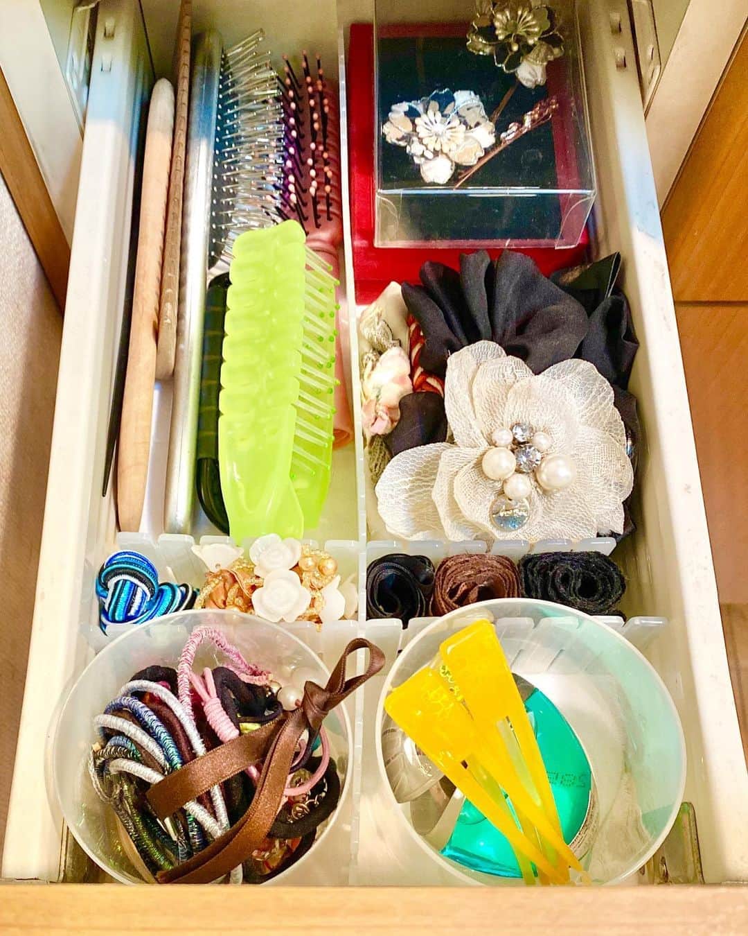 富永沙織さんのインスタグラム写真 - (富永沙織Instagram)「引き出しのお片付けづけ😃⭐️ ・ 仕切り板は、底に要らなくなった布を敷くと、仕切り板が安定して、おうちにあったもので、簡単に整理収納ができました😊🍀 ・ #整理整頓 #整理収納アドバイザー #整理収納 #仕切り板 #引き出し収納 #ヘアブラシ #ヘアゴム収納 #髪飾り #tidyup #organize #cleanmydrawer #drawer #seirishuno #お片付け #おかたづけ #きれいにした #おうち時間に #青空 #bulesky #skylovers」9月8日 16時46分 - saori_tominaga