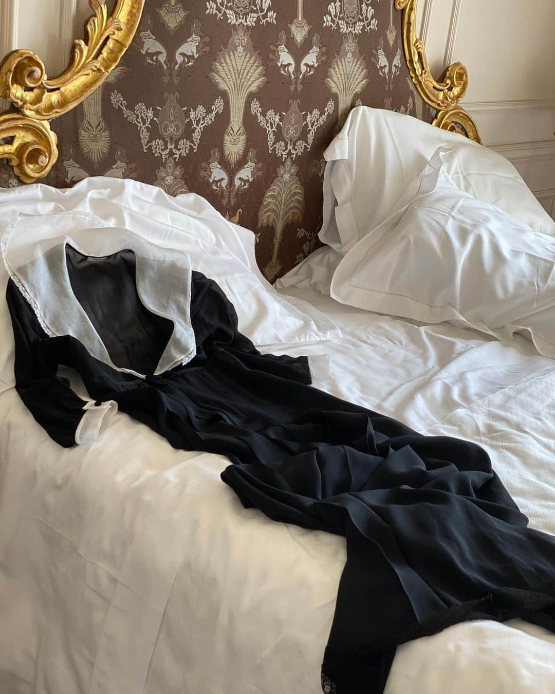 Miu Miuさんのインスタグラム写真 - (Miu MiuInstagram)「Room 539: #EmmaCorrin getting ready for the première of "In My Room" by #MatiDiop.  #MiuMiuWomensTales Venice diaries by #BrigitteLacombe.  Watch the 20th and all previous Tales via link in bio.  #Venezia77 #MiuMiuGirls #VeniceFilmFestival」9月8日 16時49分 - miumiu