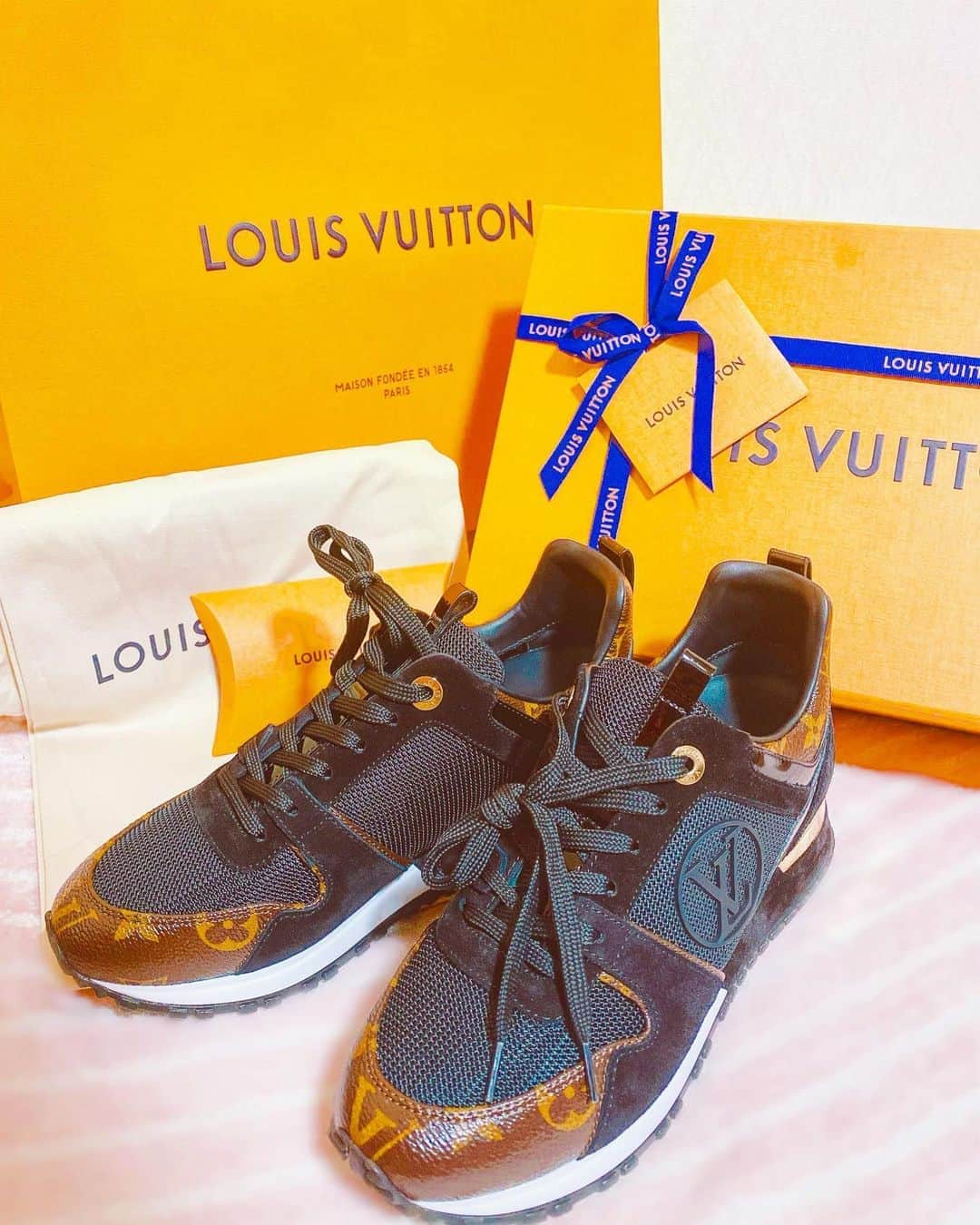 のインスタグラム：「❤️🎁💕🎂💕❤️. * 안녕하세요〜⛅️🌈. #louisvuitton の靴👟＆スマホケース📱💓. 🎂Birthday present🎂で. mammy👩から頂いたよっっ🌈💕✨. #present #birthday #birthdaypresent #vuitton #shoes #louisvuittonshoes #cute #japan #ginza #ルイヴィトン #スニーカー #スマホケース #誕生日プレゼント #誕生日 #銀座  #좋아요 #팔로우 #팔로우미 #친스타그램 #패션스타그램 #패션 #셀카 #셀스타그램 #여행스타그램」