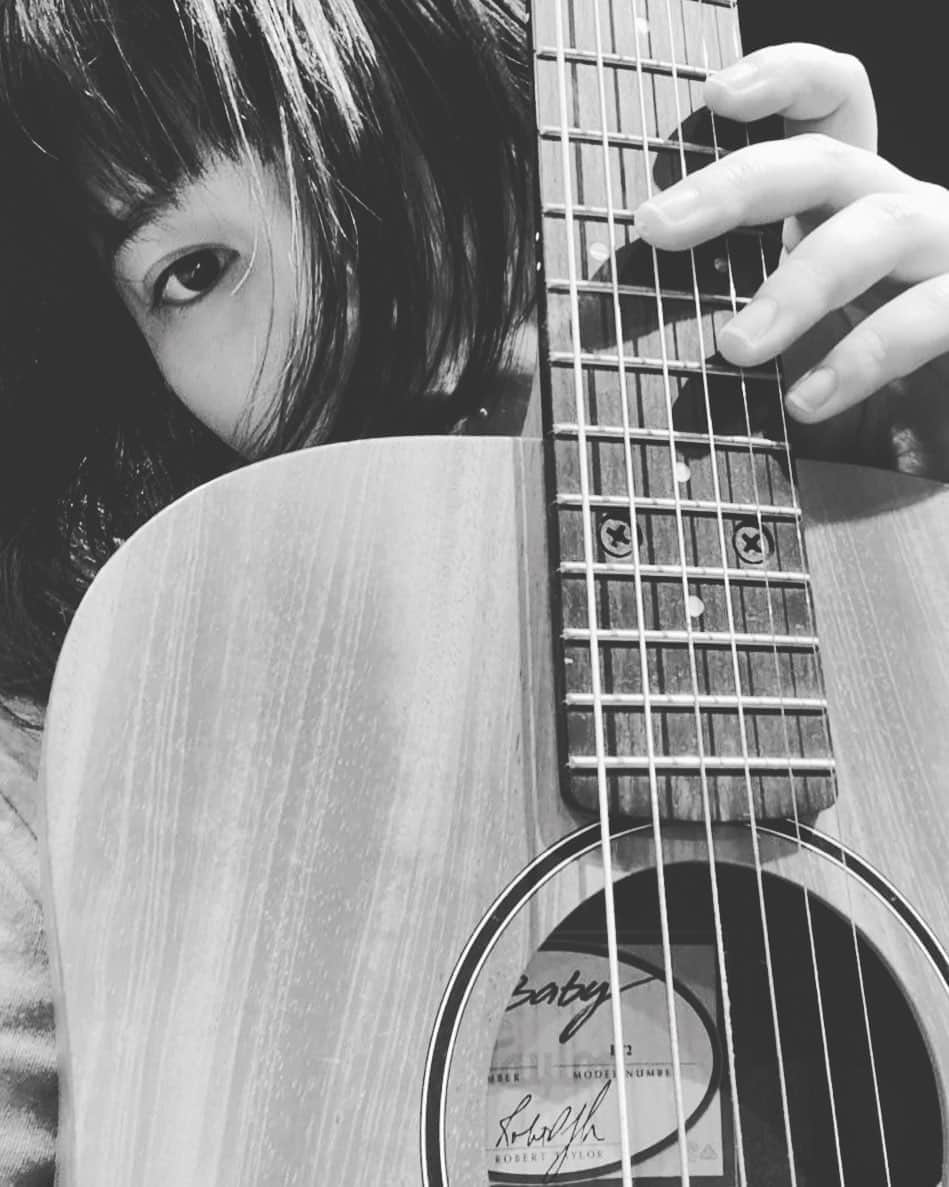 佐藤千亜妃さんのインスタグラム写真 - (佐藤千亜妃Instagram)「スタジオに寝っ転がりそう。ダ！ ドラム叩こうかしら。 昨日はエレキだったけど今日はベイビー。新しい曲を作ってます。」9月8日 16時51分 - chiaki_sato0920