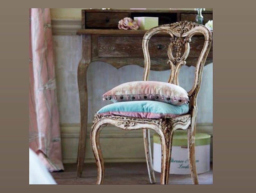 kiyomiさんのインスタグラム写真 - (kiyomiInstagram)「❤︎ ・ original  handmade miniatur chair size  1/12 ． . I made it referring to the third image ・ （画像3枚目、デザイン参考） 新しいチェア。 ・ 画像では分かりづらいのですが 背の曲線にこだわって 作ってみました。 ・ ・ ・ ・ ・ ・ ・ ・ ・ ・ ・ ・ #ミニチュア#miniature#dollhouse #Frenchinterior #ブロカント #antique#Frenchstyle#cute#closet #シャビーシック#Interior#フレンチインテリア #antique  #Frenchdecor#brocante #アンティーク風#brocantestyle#shabby #shabbychic #shabbychicdecor#armoire #フレンチチェア #chair  #Frenchchair」9月8日 16時51分 - chiisanashiawase2015