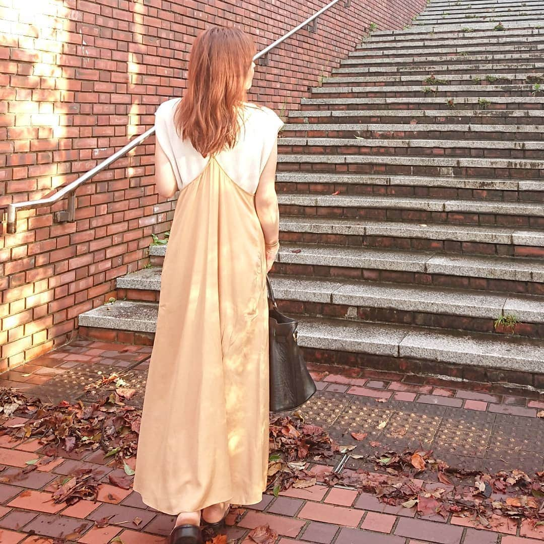 nori0620さんのインスタグラム写真 - (nori0620Instagram)「前のpickで着ていた #キャミソールワンピース #uniqlo  ニットベストに重ね着  たまにはこんなカラーも🍊  サテン風の光沢があるので 秋冬は上からシンプルなニットを着ても素材で遊べそうです♪  #キャミソールワンピース #ニットベスト @uniqlo   #バッグ @iena_jp  #シューズ @gu_global  #instafashion #fashion#fashionsnap #fashiongram #code #outfit #キャミソールワンピース #オレンジ #uniqlo#uniqloginza#着回しコーデ #ママファッショママコーデ#プチプラコーデ #locari #mineby3m」9月8日 17時02分 - nori0620