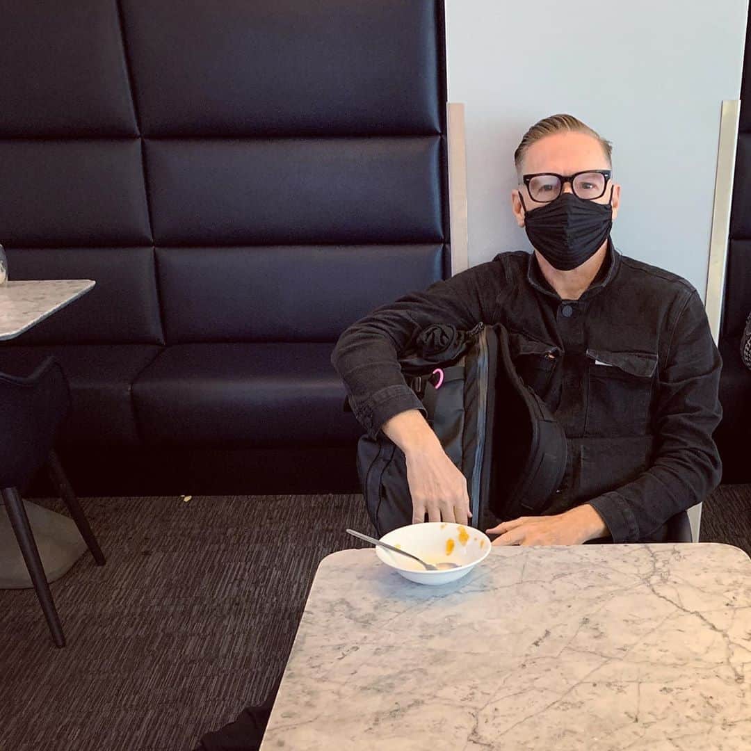 ブライアン・アダムスのインスタグラム：「Sitting on a cornflake, waiting for the plane to come.」