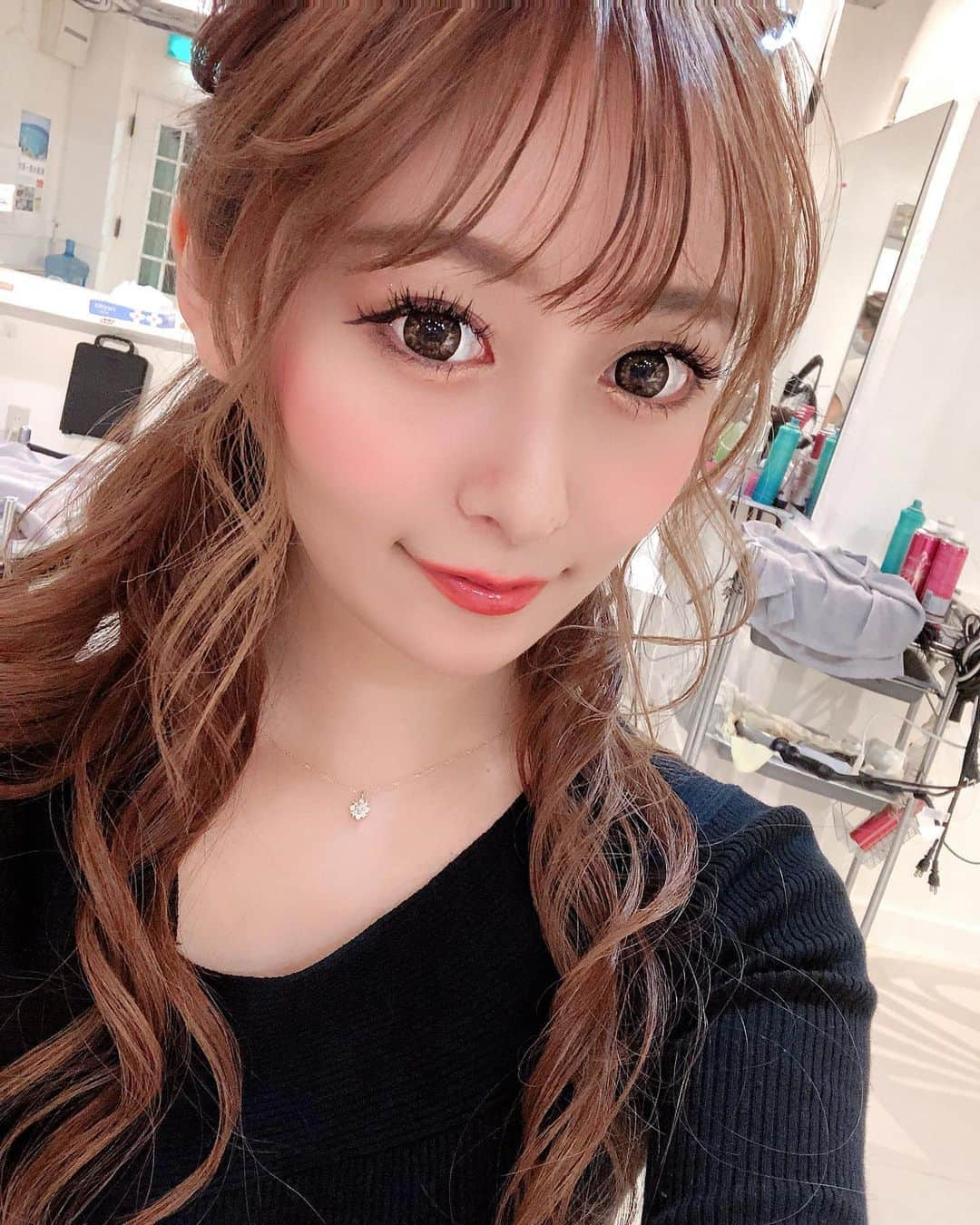 COCOのインスタグラム：「今日あちーね🥵 二日酔いでおーちいる私には関係のないことだけど🥺 もっと夏感じたい。お酒しか感じてない。笑 最近のニックネームはモンスターです👻 ・ #二日酔い #夏したい #モンスター #youtube #アニメ #だいすき #オタク #キャバ #キャバクラ #キャバ嬢 #ホステス #ニュークラ #ニュークラ嬢 #ヘアアレンジ  #ぶりっこ #札幌 #すすきの #歌舞伎町 #六本木 #中洲 #ミナミ #北新地 #instagood #follow #l4l #selfie #ベルベ #ここぷー」