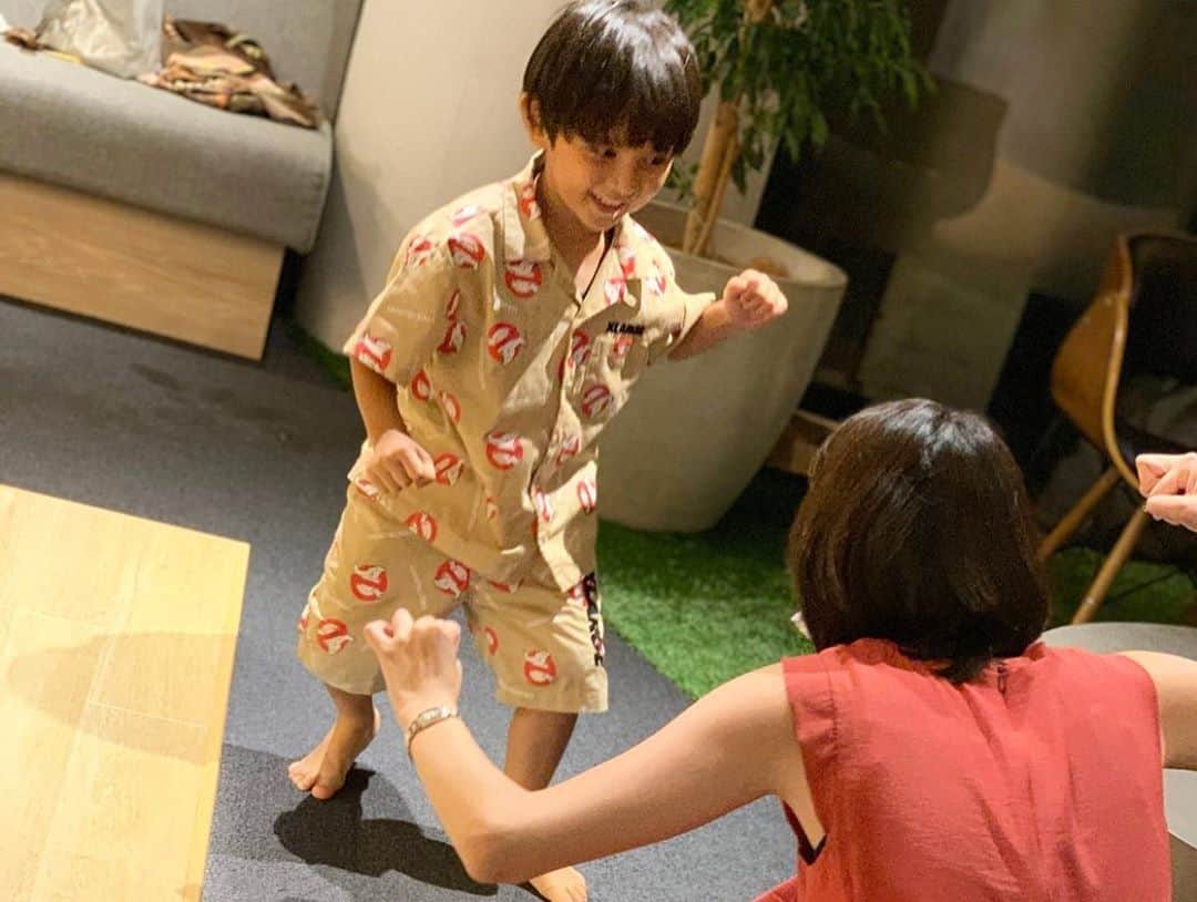 新谷あやかさんのインスタグラム写真 - (新谷あやかInstagram)「・  4歳のアーティスト#虎ノ介 と。  ・  本気の戦い楽しくて、可愛くて、倒されました。メロメロです。  ・  パワフルで、自由で、大好きなアーティストさん。  虎ノ介くんと、お父さんとのコラボアートがとても素敵なので、インスタグラムで飛んでみて下さい🕊  ・  I met a little cute boy who is an artist who is 4 years old.  ・  If you wanna see the pics by him, plz jump to his instagram.😊  ・  Soooo cute.😍  ・  ・  新谷あやか #shinyaayaka  #actress #女優 #英語の先生　 #englishteacher  #ショートボブ  #ショートカット  #shorthair  #japanesegirl  #おはもに #goodmorning  #newzealand  #ニュージーランド #nz#nz🇳🇿 #海外留学 #語学留学 #オークランド#auckland #クライストチャーチ #christchurch  #オークランド留学  #クライストチャーチ留学 #sdgsjapan  #sustainable  #sustainablefashion  #artexhibition #アート展 #4才のアーティスト」9月8日 16時56分 - shinya.ayaka