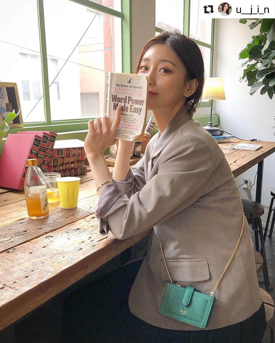 DAKS Koreaさんのインスタグラム写真 - (DAKS KoreaInstagram)「#Repost @u__j_i_n with @make_repost ・・・ 작고 소중한 나의 마이크로 미니 백, Jackie💚 . #DCWA0F997E2 . #닥스 #닥스코리아 #닥스악세서리 #닥스액세서리 #DAKS #DAKSACCESSORIES #Lfmall #닥스가방 #닥스지갑 #지갑 #크로스지갑 #마이크로백 #월렛백 #미니크로스백 #체인백 #미니백 #선물추천 #데일리룩 #ootd #accessories #daily #fashion #오오티디 #협찬」9月8日 16時59分 - dakskorea_accessories