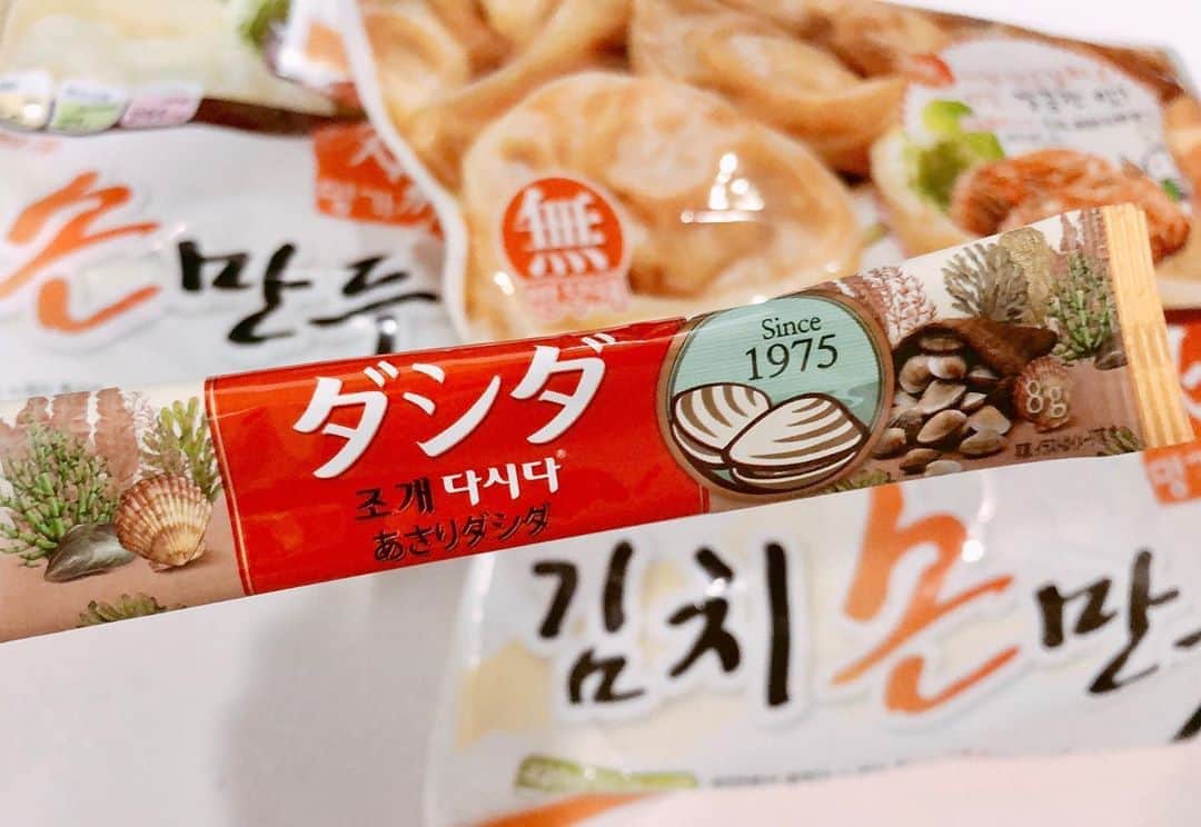 トリイクニコのインスタグラム：「昨日水餃子したのに瞬殺で食べ終わった為 写真も撮らなかった😂  水400mlに#あさりダシダ 1本。 冷凍マンドゥ入れただけw  おいしかったー！！！ 教えてくれた方ありがとうございました💛🧡  #塩胡椒したらしょっぱくなっちゃっから #いれるなら胡椒だけでいいのかも #ネギ好きな人は入れたら美味しいのかもね！ #アサリダシダの使い道求む🙏🏻」