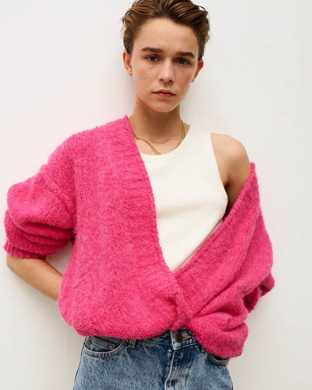 アメリカンビンテージのインスタグラム：「A pink that sticks to the skin, warms it and illuminates it. ___ #AmericanVintage #FW20 #pink #rose」