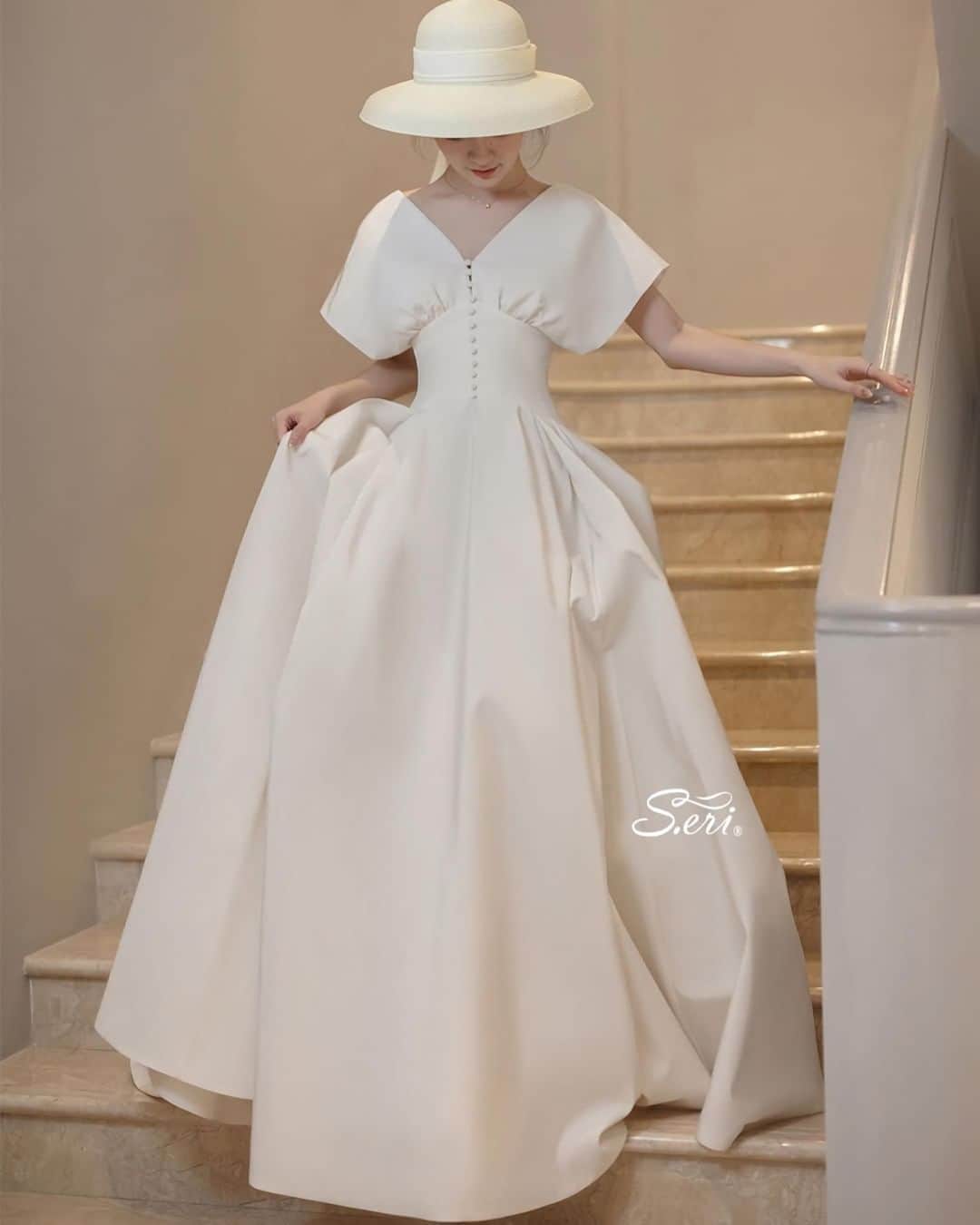 のインスタグラム：「@placolewedding【#Dressy花嫁 】【#プラコレ】をつけて投稿&フォローしてね♩ . ＝＝＝＝＝＝＝＝ . 大阪市西区南堀江にあるドレスショップ #Seri（エスエリ）さん👗✨ . 写真映えもバッチリなインパクトのあるドレスや 人とかぶらないようなお洒落なドレスがたくさん！ そしてオーダーもできちゃうんです💕 . ------------------------------------------- 👗 SHOP 𝕊.𝕖𝕣𝕚 𝕎𝕖𝕕𝕕𝕚𝕟𝕘 𝔻𝕣𝕖𝕤𝕤 @s.eridress 大阪市西区南堀江1丁目16-11 RE008ビル3D . 営業時間: 10:00am - 6:00pm（最終受付5:00pm） 定休日： 火曜日 . ＝＝＝＝＝＝＝＝ 『#Dressy花嫁』『#プラコレ』の ハッシュタグをつけて写真をUPしてね✦ 花嫁アプリ『Dressy by プラコレ』の 記事に掲載＆リグラムされるかも♩ . みなさまからのいいねや保存 コメントをお待ちしています❤️ 「このウェディングドレス可愛い！」 「ヘアスタイルも気になる！！」 「今の花嫁さんの流行りは！？」etc. . ＝＝＝＝＝＝＝＝ 花嫁アプリでは、 プロのアドバイザーに結婚式の相談を何度でも♡ ウェディングドレスの記事や、 自分のウェディングレポを残せちゃう♡” . ＞＞＞TOPのURLからcheck ⋈ @placolewedding ＞＞＞結婚のご相談は プラコレウェディングアドバイザーへ♡ @wedding_adviser ＞＞＞ウェディングレポを残したいなら、 farny by プラコレをcheck ✎ @farny_wedding ＞＞＞ウェディングアイデア＆DIYは ドレシーアイデアcheck ❁ @dressy_idea >>>素敵なドレスに出会いたい花嫁さま♡ @dressyonline_をcheck . ＝＝＝＝＝＝＝＝＝＝＝＝＝＝＝＝ . #プレ花嫁 #卒花 #花嫁 #卒花嫁 #結婚 #結婚式 #結婚準備 #花嫁準備 #weddingtbt #ウェディングブーケ #ブーケ #トータルコーディネート #花嫁コーディネート #試着レポ #farnyレポ #2020冬婚 #2020秋婚 #2021春婚 #seridress #エスエリドレス #オリジナルドレス #カラードレス #ウェディングドレス試着 #ドレス選び」