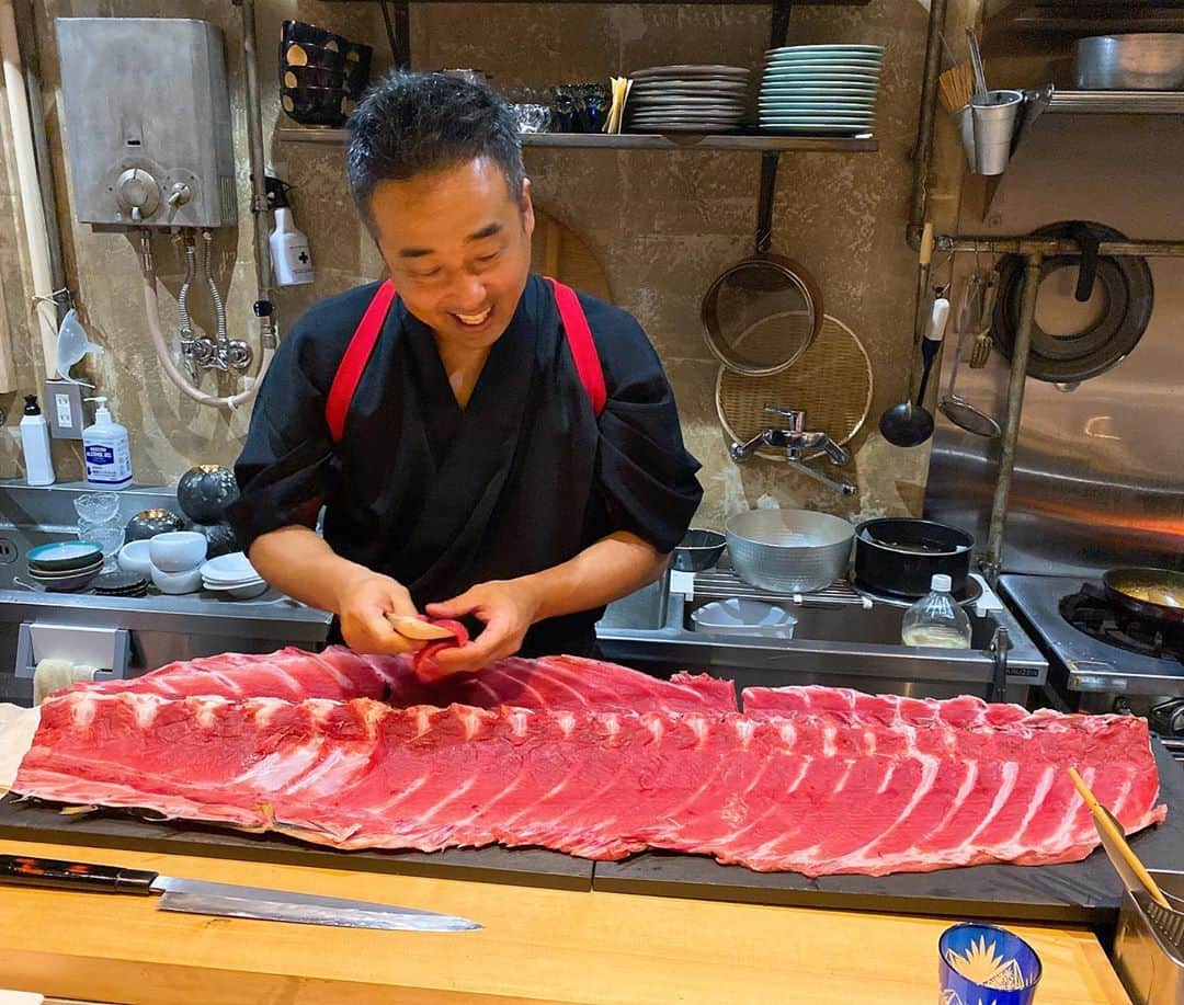のインスタグラム：「北新地に新規開店してから人気うなぎ登りの更斬（さらざん）さんに潜入。 マグロでか！超大型巨人でてきたんか思った。 #超大型巨人 #ベルトルトフーバー  #更斬 #さらざん #北新地  #山岸久朗 #山岸弁護士 #山岸弁護士が飯テロ中」