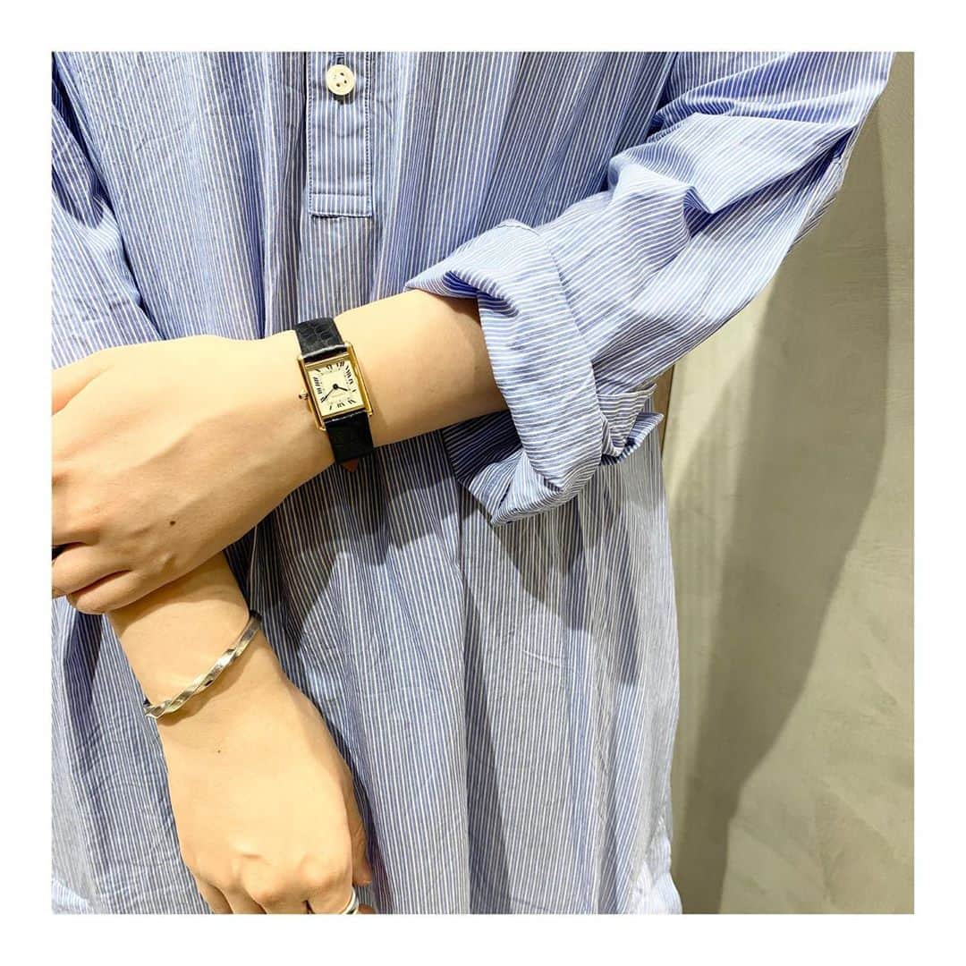 HIROBさんのインスタグラム写真 - (HIROBInstagram)「-HIROB大阪店-﻿ ﻿ Vintage CARTIER Tank Louis﻿ ﻿ L→R﻿ ﻿ 18kyg quartz﻿ 19003890-783530﻿ ¥605,000+tax﻿ ﻿ 2012's 18kyg quartz﻿ 19003890-735830﻿ ¥605,000+tax﻿ ﻿ ﻿ 通信販売も対応しており、﻿ お電話でのご相談も受け付けています。﻿ お気軽にお問い合わせ下さいませ。﻿ ﻿ ﻿ ルクア大阪店﻿ 営業時間10:30〜20:30﻿ ﻿ お問い合わせ先﻿ tel：06-6151-1258﻿ ﻿ ﻿ #hirob﻿ #hirobosaka﻿ #bawcrews﻿ #vintage﻿ #antique﻿ #vintagewatch﻿ #antiquewatch﻿ #vintagehecartier﻿ #antiqueocartier﻿ #tanklouis﻿ #cartier﻿ #tank﻿ #louis﻿ ﻿ #morellato﻿ #cassis﻿ ﻿ #ヒロブ﻿ #ヒロブ大阪﻿ #ベイクルーズ﻿ #ヴィンテージ ﻿ #アンティーク﻿ #ヴィンテージウォッチ﻿ #アンティークウォッチ﻿ #ヴィンテージカルティエ﻿ #アンティークカルティエ﻿ #タンクルイ﻿ #カルティエ﻿ #タンク﻿ #ルイ﻿ ﻿ #卡地亚」9月8日 17時05分 - hirob.jp