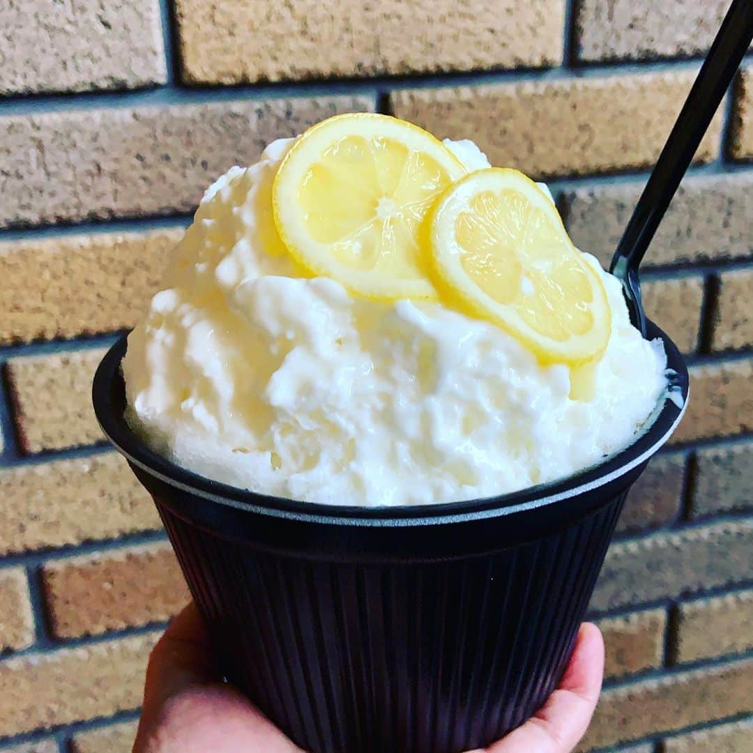 志摩有子さんのインスタグラム写真 - (志摩有子Instagram)「今月22日に残念ながら閉店してしまうバンパクに。いちじくは売り切れていたけれど、はちみつ檸檬レアチーズもたまらない美味しさ。氷とシロップのバランスがよいのではじめのひと口から最後までずーっと美味しく食べられる。あと何回来られるかな。  #かき氷 #氷活」9月8日 17時08分 - ariko418