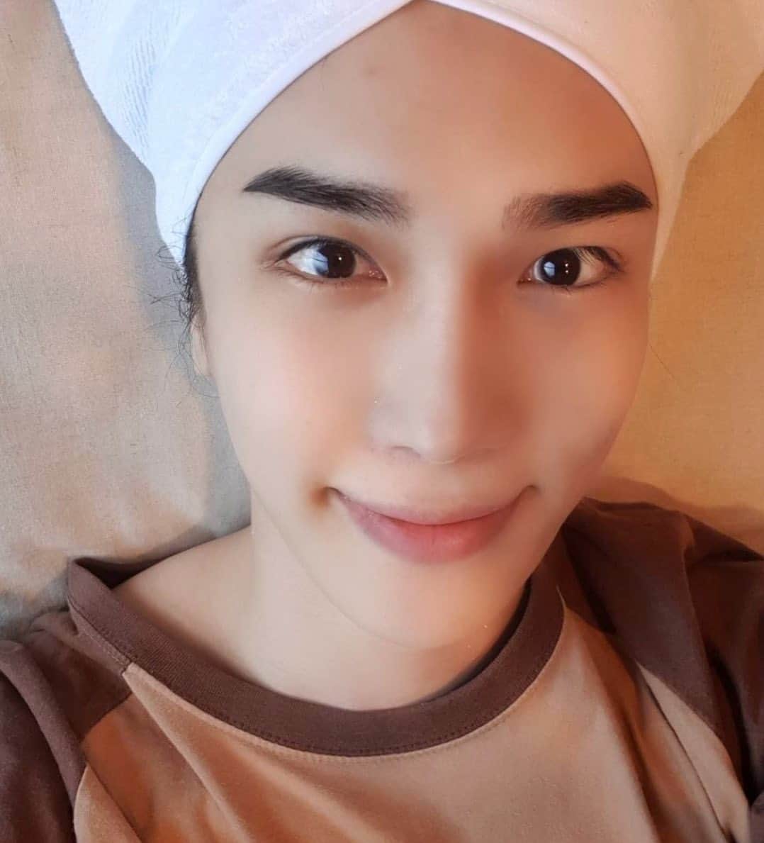 パク・ジョンミンのインスタグラム：「큰일났다... 지갑없이 이 피부로 편의점에서 맥주사면 돌아가야할지도🥴🙊  👶오랜만에 외출! 오늘은 간단히 녹음도 하고! 안무 회의도 하고 들어가야지!!   #ss640 이름이 조금 감동...ㅎㅎ #피부업데이트」