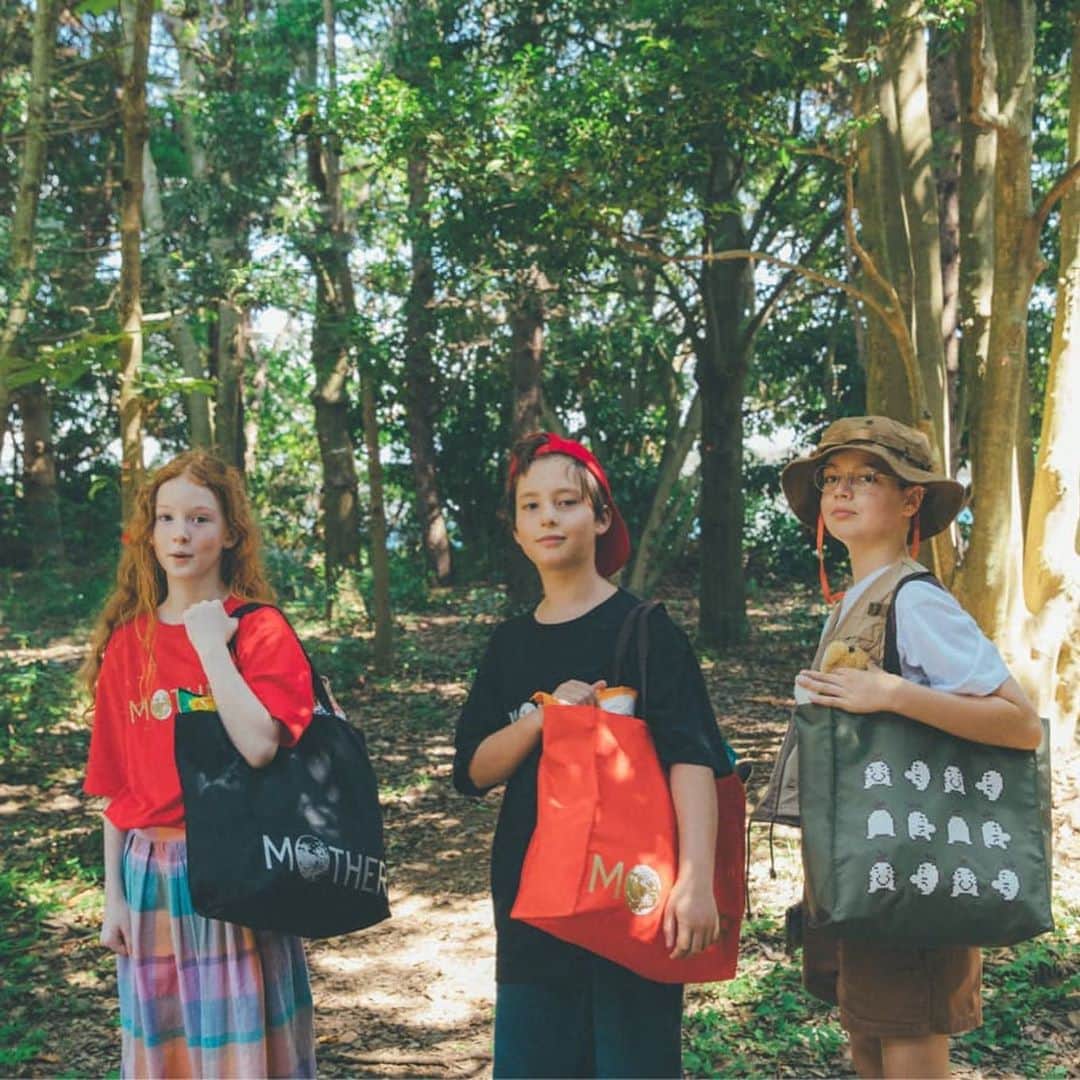 ほぼ日刊イトイ新聞さんのインスタグラム写真 - (ほぼ日刊イトイ新聞Instagram)「【MOTHER版 ほぼ日永久紙ぶくろ】 2000年からつづく、ロングセラー。 ポリエステル100%だけど、名前は「永久紙ぶくろ」。 「紙ぶくろ」感覚で、 がんがんラフに使うのが、いちばん持ち味を発揮します。 ２リットルのペットボトルが６本入るたっぷりサイズ。 買い物に、旅行に、大活躍！ 『MOTHER』のロゴを おおきくプリントしたREDとBLACK、 そして、カーキ色の地にどせいさんのプリントをした 「どせいさん」の３種類。どれにします？ ９月10日（木）午前11時より発売です。 https://1101.jp/3hdCYkF  ©SHIGESATO ITOI/Nintendo モデル #アデレードヤング #デビッドラズロ #ジョアキンフローリー モデル撮影 #東京祐 さん @tokyojorkphotogram  スタイリング #青木穣 さん @yutakaaoki ヘアメイク#クジメグミ さん @megumikuji_luckhair #永久紙ぶくろ #エコバッグ #バッグ #ほぼ日永久紙ぶくろ #ゲームMOTHER #MOTHER2 #MOTHER3 #earthbound #どせいさん #糸井重里 #ほぼ日 #ほぼ日刊イトイ新聞 #ほぼ日ストア」9月8日 17時13分 - hobonichi1101