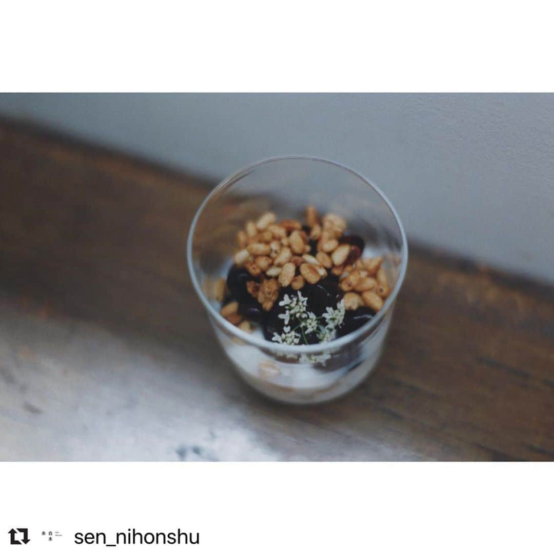 長田 佳子さんのインスタグラム写真 - (長田 佳子Instagram)「#Repost @sen_nihonshu with @make_repost ・・・ ミルク寒天と黒豆のパルフェ  私たち酒米農家は, 酒米・山田錦と粳米・ヒノヒカリに加えて, 丹波黒と大納言小豆を生産も行っています. 粘土質の大地の力を借りながら, 暑さや寒さを乗り越えて実るものばかりです.  今回は丹波黒を使い, 佳子さんがデザートを作ってくださいました. 丹波黒も大納言小豆もお正月に用いられることが多い素材のため, デザートの素材として使っていただけることはとても新鮮でした.  キャラメリゼライスパフ｢KOHAKU｣ 晩夏編 3つ目はミルク寒天と黒豆のパルフェ  ミルク寒天は, 牛乳, 寒天, きび砂糖にフレッシュなコリアンダーを少々加えて作ります. 山椒香るキャラメリゼライスパフに合わせて, ミルク寒天にもスパイスを入れると相性が良くなるそうです.  黒豆煮は甘く炊くのが一般的ですが, 今回のパルフェに使う場合は. 砂糖の量を通常の半量にして炊くのがオススメだそうです.  ミルク寒天は賽の目にカットし, 器に盛り付け, 最後にコリアンダーの花を飾り付けます.   ミルク寒天と黒豆煮の優しい甘さが口の中に広がります. 馴染みのあるミルク寒天にコリアンダーが加わることで, ややキリッとした風味になり新鮮な再会のようでした. 黒豆煮の甘さを控えることで食べ続けることができる上品なデザートです. 暑さが続く毎日で熱が籠もる身体にキャラメリゼライスパフとコリアンダーのスッキリしたスパイスが心地よく広がりました.   ———————————————————﻿ デザート: 長田佳子 (foodremedies)﻿ photo: 小室野乃華﻿ ———————————————————﻿ ﻿ ﻿ #キャラメリゼライスパフのデザート晩夏編﻿ #ミルク寒天 #黒豆煮  #黒豆 #丹羽黒 #KOHAKU #キャラメリゼライスパフ #ヒノヒカリ #玄米 #ライスパフ　#ricepuff #foodremedies #長田佳子 さん #兵庫 #加西」9月8日 17時18分 - foodremedies.caco