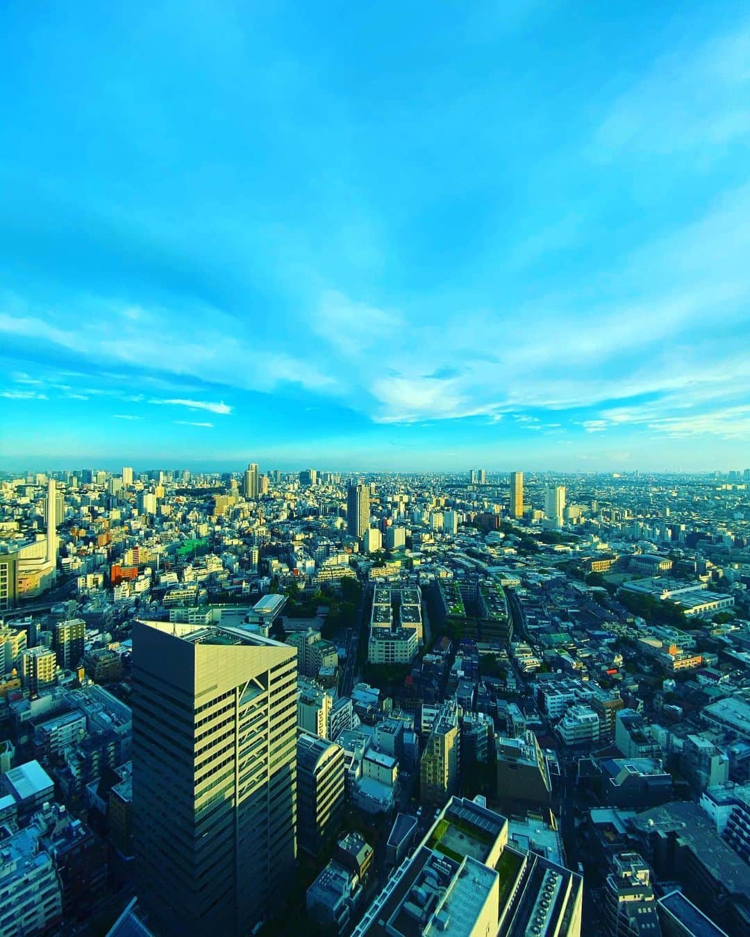 谷川じゅんじのインスタグラム：「Twilight Tokyo. 今日は晴れ。目まぐるしく変わる天気に秋の足音。#beautifulsunset #goodvibesonly #goodneighbors #tokyolife #thisisitokyo #thisisjapan」