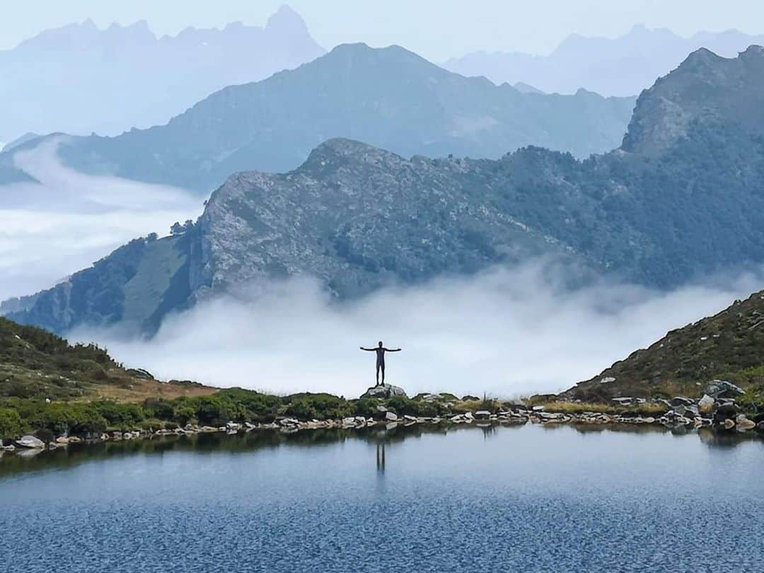 ダビド・ビジャのインスタグラム：「Feliz día de Asturias, la tierra más bonita del mundo 💛💙🏔  #asturiasparaisonatural  #lagoubales #parquenaturalderedes」