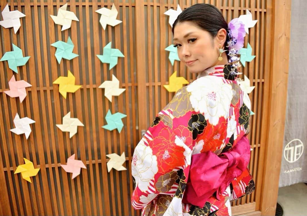 のインスタグラム：「新しい浴衣👘✨ . . 寺町で見つけた激安浴衣😂❤️✨ 色とデザインがお気に入り✨ . . もう夏終わっちゃうけど、 今年は浴衣たくさん着れて良かったあぁぁ🌸✨ . .  instagram:@kamozen.kyoto 和雑貨:@charmofkamozen HP: https://www.kamozen.com/ . 〒605-0845 京都府京都市東山区竹村町151番地35  ☎​08031939893 kamozen.gallery@gmail.com 加茂禅マネージャー　 加茂　世唯奈 . #kyoto #japan #gallery #kyotostay #hotel #japanese #beautiful #kamozen #kamozenkyoto #charmofkamozen #加茂禅 #京都 #京都ギャラリー #町家ギャラリー #和紙ライト #和紙雑貨 #ワークショップ #そうだ京都へ行こう #チャリティギャラリー #浴衣美 #振り向きショット」