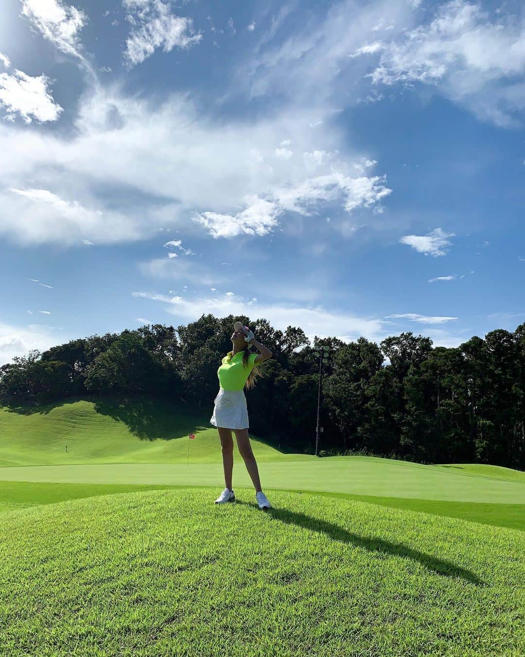 山崎みどりさんのインスタグラム写真 - (山崎みどりInstagram)「golf day⛳️﻿ ﻿ ゴルフウェアは @adidas ﻿ ﻿ 気温33℃﻿ ﻿ 冷凍庫で二日間凍らせてきたペットボトル2ℓのお水が空になりました（笑）﻿ ﻿ スコアは今までで1番良かった👏🏻﻿ ﻿ （けど相変わらずまだ公表出来るレベルではないですが🤫w）﻿ ﻿ まだまだ頑張らないと⛳️🏌️‍♀️🏌️‍♀️🏌️‍♀️🏌️‍♀️🏌️‍♀️🏌️‍♀️🏌️‍♀️🏌️‍♀️﻿ ﻿ ──────────────────────────﻿ ﻿ #ゴルフ#golf#ゴルフウェア #ゴルフコーデ #adidas#adidasgolf #ゴルフ女子#ゴルフ始めました#ゴルフ難しい#100切りたいな#monzee #ゼクシオ #xxio #golfgirl」9月8日 17時37分 - midori_yamasaki_