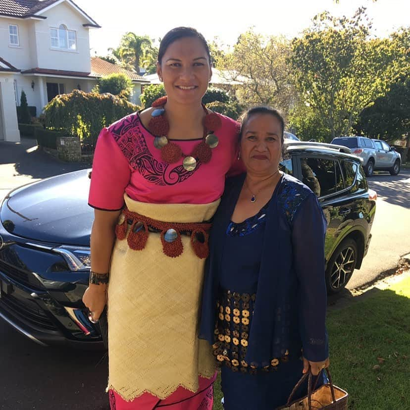 バレリー・アダムスさんのインスタグラム写真 - (バレリー・アダムスInstagram)「A special Tongan attire for a special occasion with mum ❤️🇹🇴 #tb #tonganlanguageweek #investiture #dame #myculture #myroots #respect」9月8日 17時30分 - valerieadams84