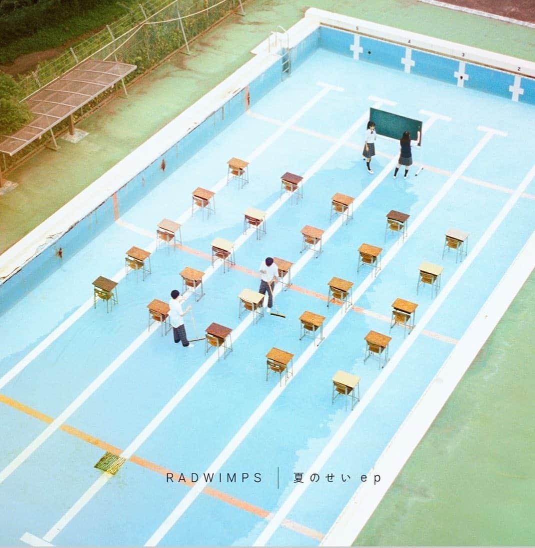 笹岡郁未のインスタグラム：「♥︎ お知らせ  9/2に発売されたRADWIMPSさんの「夏のせいep」のジャケット撮影に参加させていただきました！ 中の歌詞カードにもいます🐥 ベスト着ているのが私です👧 ． 小さい頃から聞いていたRADWIMPSさんとこんな形でお仕事できて本当に嬉しいです。 皆さん是非チェックしてみてください🙇🏻‍♂️」