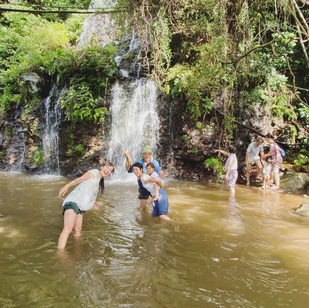 田中菜月さんのインスタグラム写真 - (田中菜月Instagram)「. 『民族大移動』 川を渡り、次の住む場所を求めて  瀬織津姫の誕生した場所で 川遊びしました。  例祭日は、わたしの誕生日！  川を守るお不動さんは 酉年の守り神…わたしも酉年。  本当に気持ちよかった🧡  #瀧川神社 #静岡 #瀬織津姫 #お不動さん #龍神祝詞 #川遊び #滝行 #蝶々」9月8日 17時33分 - natsuki_hakko