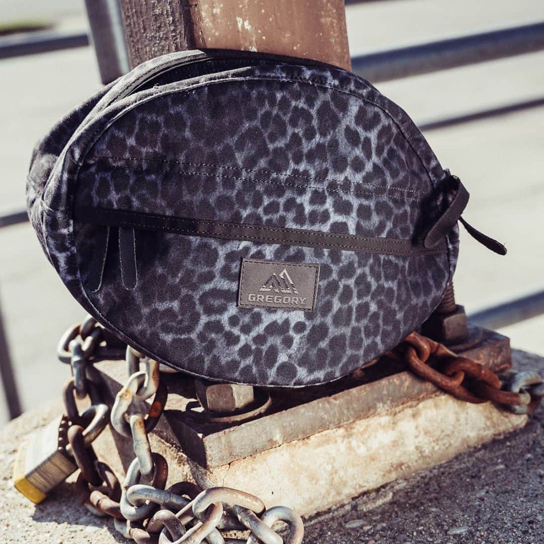 GREGORYのインスタグラム：「LIMITED COLOR｜DARK LEOPARD﻿ ﻿ グレゴリーのアニマル柄コレクション「ダークレオパード」が発売。﻿ ﻿ #グレゴリー﻿ #テールメイト﻿ #ダークレオパード」