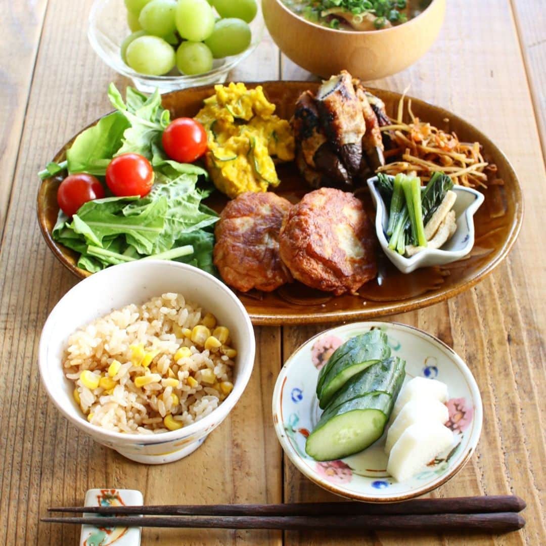 Atsukoのインスタグラム：「Today's lunch 2020.09.08 ･ ･ トウモロコシご飯 さつま揚げ ★きんぴらごぼう ★小松菜と揚げの煮浸し 茄子の肉巻き焼き かぼちゃサラダ ★ルッコラとトマトのサラダ ･ ･ ★印のお野菜は @teraoka_organic_farm 寺岡有機醸造さんの野菜つかってます。 今回はゴボウと小松菜、ルッコラとトマト。 ゴボウはすごくおいしかった！ 皮を向いた中身がめちゃくちゃ真っ白で。 硬さもちょうどよく気に入りました。 ･ ･ 今週は飛び石で仕事なので1日置きに休み。 何だか曜日感覚おかしくなる🤣🤣」