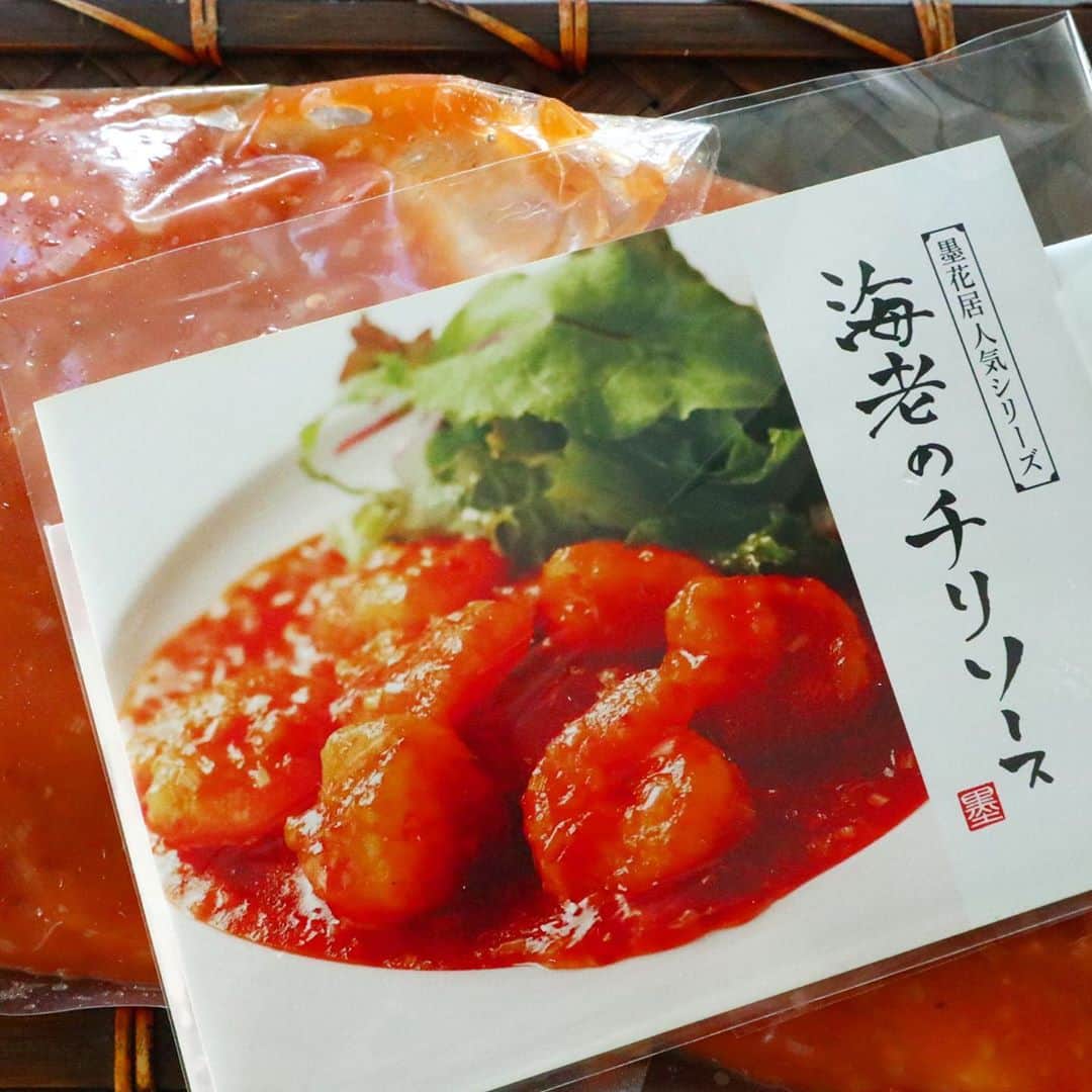 り～♬さんのインスタグラム写真 - (り～♬Instagram)「こんばん火曜日•*¨*•.¸¸♬︎ ・ ・ 今日は　@ t_akiko1102 さんのご紹介で絶品エビチリを堪能しました😍✨ 知ってる人も知らない人もいると思うけど、私海老🦐蟹🦀がこの世で1番好きな食べ物なの⤴️←どうでも良い情報ww ・ 本題のエビチリはと言うと。。。  東京の田無にある中華料理店 「墨花居」のエビチリです。 こちらのエビチリは、 世界一の急速冷凍技術を用いて 冷凍されたエビチリで、 1.食材の細胞を崩さないので鮮度が落ちていない 2.出来立てのような美味しさ 3.長期保存しても劣化しにくい  レストランで食べる美味しさを そのまま届けることを可能にした プリプリな ごだわりのエビチリなんです😍  私もエビチリは大好物でよく作るけど、やっぱりプロが作るエビチリは仕上がりが全く違う本格的なお店のエビチリでした❣️ ただ今、コロナ禍真っ只中、中々お店に食べに行けない。。。そんな時はオンラインショップで、お店の味が味わえる簡単な方法があるじゃないかっ😆 と言う事で、皆さま『墨花居』のエビチリどうぞよろしくお願いします🤲 このお味は、間違いない😋 本当に美味しいよ💕 ・ ✴︎エビチリ＆適当チャーハン ✴︎餃子 ✴︎わかめのかき玉中華スープ ✴︎トマト ✴︎ビール🍺 ・  #エビチリ#墨花居#中華料理#pr #おうちごはん#夕ごはん#うちごはん#家族ごはん#料理#料理写真#手料理#献立#美味しい#うつわ好き#器#暮らし#食卓#おうちカフェ#食いしん坊#japanesefood#yummy#日々#日々の暮らし#カメラ女子#カメラ#満腹#ボリューミー#dinner#delicious#foodpics」9月8日 17時46分 - riritantan