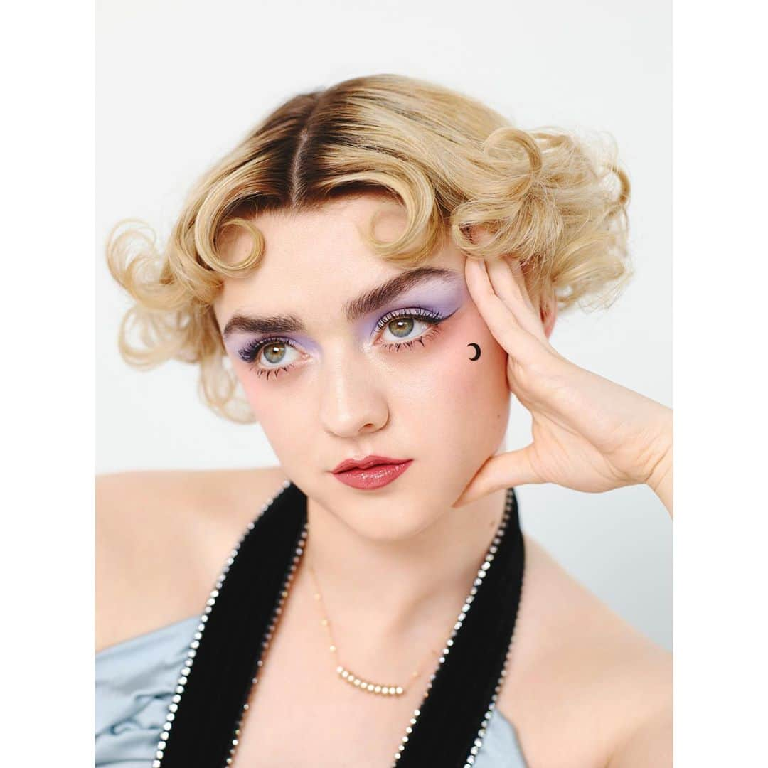 Elena Rendinaのインスタグラム：「💜💛New Worlds Awaits 💛💜  @maisie_williams by me and @sophie_warburton  for @telegraphluxury @cartier   💛 make-up @carolinelipstick  💜 hair @hikageyumiko   #maisiewilliams」