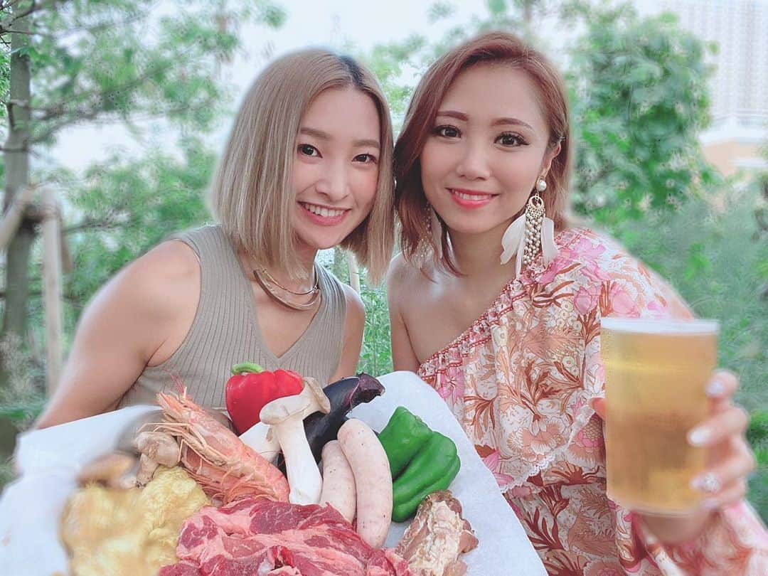 植松真弓さんのインスタグラム写真 - (植松真弓Instagram)「手ぶらでBBQ行ってきたよ💞﻿ 　﻿ お友達でもありコンサル生さん﻿ でもあるしほちゃんと﻿ @shiho.wtnb  有明にあるBBQ WILL DINING﻿ に行ってきたよー✨﻿  @willdining_bbqtokyo  　﻿ 　﻿ なかなか珍しい当日予約🆗の﻿ BBQ✨勝どきの家からも近くて﻿ なんと帰りはほろ酔いで﻿ 歩いて帰れちゃいました！🤣﻿ ﻿ 　﻿ 今回は王道コースを頼んで﻿ 3時間飲み放題がついて﻿ 5.980円だったよ✨﻿ 豊洲市場から仕入れた新鮮な﻿ 貝や海老や上質なお肉💞﻿ 　﻿ ﻿ ビールは海外によくある﻿ サーバーで綺麗だった！﻿ この日は隣に女子２人組が✨﻿ 写真を撮りあい意気投合！﻿ ﻿ 　﻿ 素敵な出会いもあって﻿ 楽しかったー！今のシーズンは﻿ 暑すぎなくてちょうどよい！﻿ ﻿ ﻿ 残り少ない夏✨﻿ 行ってみてねー！﻿ ﻿ -------------------------------﻿ ﻿ 「意外と珍しい当日予約OKのBBQ場！」 『レッツ・サマータイム・BBQ！』 豊洲市場から仕入れる厳選食材を！開放的な空間で楽しむ3時間♪﻿ ﻿ ■オススメポイント！！﻿ ①雨でもOK！全100席の雨天対応可能な屋根付席﻿ ②手ぶらでOK！本格的なBBQが楽しめます！﻿ ③食材へのこだわり﻿ ・豊洲市場から仕入れる新鮮な海鮮や魚介﻿ ・脂身の少ないBBQに適した厳選肉﻿ ・まるごと焼き夏野菜﻿ ④快適・開放・プライベート空間でおしゃれBBQ♪﻿ ﻿ ■3h飲み放題付プラン ※価格は税別﻿ ・スパークリングで乾杯♪デザート付き｢女子会BBQ｣4,980円（税別）﻿ ・当店一押しの「王道BBQ」5,980円（税別）﻿ ・法人/団体様にオススメプラン！ 1名/5,000円（税込）﻿ ﻿ ﻿ 〒135-0063﻿ 東京都江東区有明1-5-22 セガサミースポーツアリーナ1F﻿ ﻿ アクセス﻿ ゆりかもめ 有明テニスの森駅 徒歩12分 ﻿ ゆりかもめ 市場前駅 徒歩12分 ﻿ ゆりかもめ お台場海浜公園駅 徒歩14分 ﻿ りんかい線 国際展示場駅 徒歩20分﻿ 駐車場﻿ 有35台 ﻿ （セガサミースポーツアリーナ駐車場）﻿ ﻿ 電話﻿ 050-3469-9204﻿ ﻿ 営業時間﻿ 月～金﻿ 12:00～20:00﻿ カフェスペース営業時間﻿ 11:00～22:00﻿ BBQガーデン営業時間﻿ ﻿ 土・日・祝﻿ 12:00～18:00﻿ カフェスペース営業時間﻿ 11:00～22:00﻿ BBQガーデン営業時間﻿ ﻿ ﻿ ﻿ ﻿ #pr#トリドリベース#ばーべきゅー #willdining＆BBQ #美容情報#アラフォーコーデ#美容#起業女子#セレクトショップ#ルルエトワール#ファッション#おしゃれワンピ#女性経営者#起業家#インフルエンサー#アンチエイジング#綺麗になりたい#独立#起業したい#かわいい#写真好きな人と繋がりたい#猫#いいね返し #お洒落さんと繋がりたい#おしゃれ#gym#バーベキュー#BBQ#有明#夏 ﻿ https://luluetoile.thebase.in/」9月8日 17時43分 - mayu.1125.etarnal