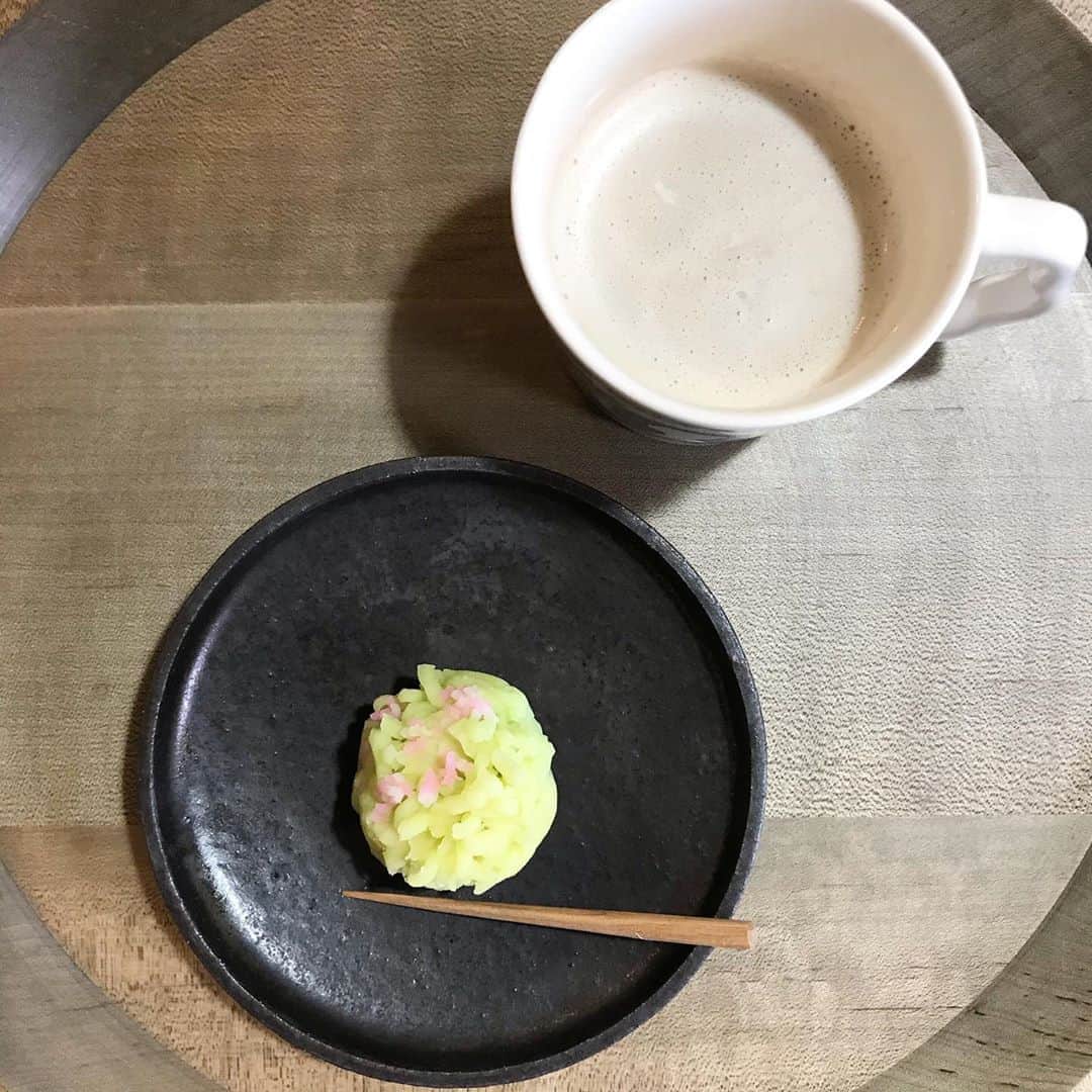のインスタグラム：「和菓子には日本茶…とは限らない。テレワークの今日は上菓子にカフェラテを。意外や合うのです。萩の散るさまをイメージした練切はもう秋。和菓子や着物は季節を先取りするのが粋で楽しい。#清岡清道　さんの錆釉のお皿に#井藤昌志 さんの草木染トレイ。しみじみお茶の時間、ちょっとさぼっちゃった。 #teatime #wagashi #cafelatte #yummy #foodie #お茶　#和菓子　#カフェラテ　#秋　#ひと休み　#うつわ好き #器好き」