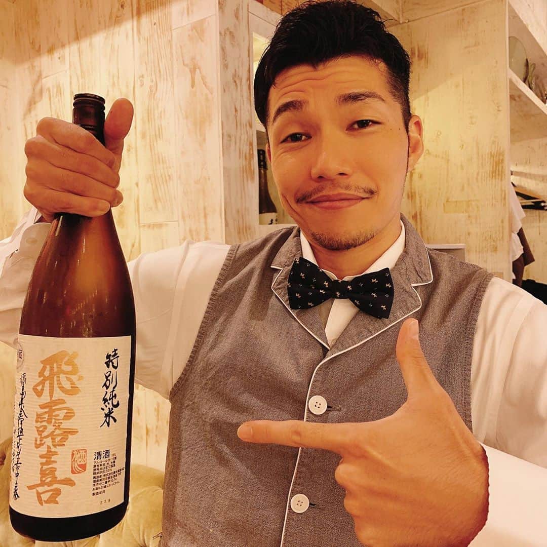 のインスタグラム：「こんにちは😊澤田です🎵  今日は日本酒「飛露喜」のご紹介です🍶  香りはフルーティな吟醸香で、 女性にも大人気です✨  爽やかな酸味がありつつも ドライな味わいが特徴で、 ご飯にとっても良く合います( ^ω^ )  飛露喜を持っているのは、 ニューフェイスの岡島くんです！！！  本日も浪速ろばた「頂鯛」 5時からオープンしています😋  ━━━━━━━━━━━━━━━━👨🏻‍🍳⠀⠀ .....@mottox_planing.official 🍷🍶✨⠀⠀ ・・・・・・・・・・・・・・・・・・・⠀⠀ .🍽姉妹店🍽⠀⠀ .Madre-マドレ- .....@madre_seiseki.offcial .鉄板焼&ワイン KAi北新地店⠀⠀ .....@kai_kitashinchi.official⠀⠀ .炭火焼とワインの酒場 VOLTA北新地店 .....@volta_kitashinchi.official⠀⠀ .炭と地酒とたしなみワイン Kai本店 醸す .....@kai_honten.official⠀⠀ 👨🏻‍🌾━━━━━━━━━━━━━━━━👩🏻‍🌾⠀⠀ ⠀⠀ #頂鯛#itadakitai#北新地#北新地グルメ#大阪#大阪グルメ#インスタ映え#日本酒#ワイン#オシャレ#居酒屋#グルメ#グルメ好きと繋がりたい#ディナー#北新地ディナー#大阪ディナー#飛露喜」