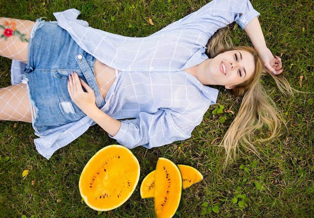 ALINA AKULAのインスタグラム：「𝙰  𝚕𝚒𝚏𝚎  𝚒𝚜  𝚊  𝚖𝚘𝚖𝚎𝚗𝚝.   #goodvibes #picnic #smilemore」
