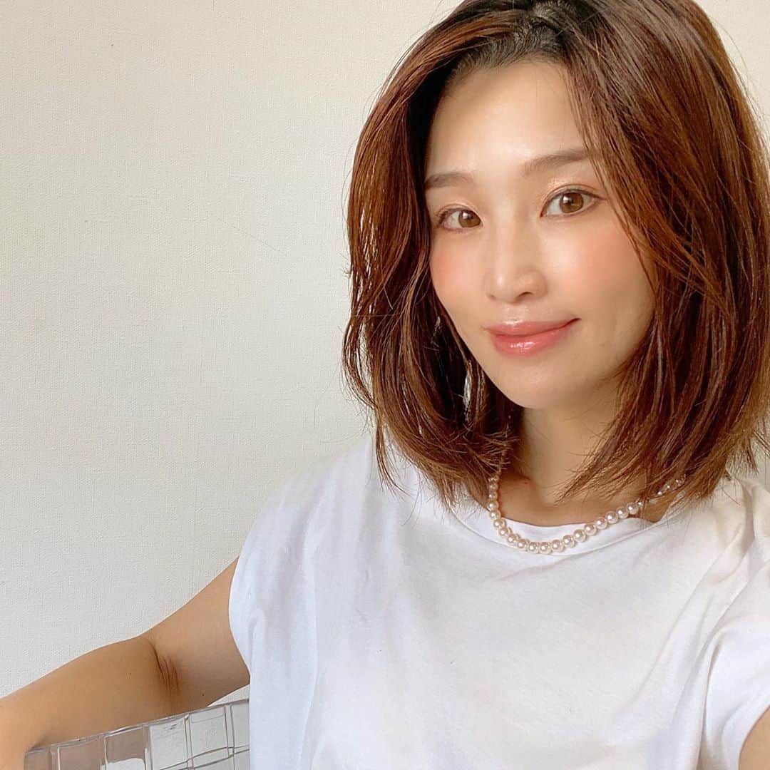 のインスタグラム：「9月🎑 #アクセサリー を#シルバーアクセサリー から#パールアクセサリー に🐚してみた。 そして、本格的に美容ケア開始です✨ 夏の紫外線で肌がとんでもなくダメージうけたので、肌質を整えてもらいに  #エスビューティークリニック  @sbeautyclinic の  @dr.y.yumi 先生の所へ❤️ 先生のアドバイスは間違いないと思ってる😍 とにかく、 シミやたるみがひどくなる前にケアするのが大事👍  今回外からのダメージで#肝斑 らしきモノがもやっと😭なので、 最新機器#レブライト と#アクセントウルトラv しました。  美容がんばろっと✨  ・ ・ ・ #パールネックレス  #肝斑治療 #シミ取り #シミ治療#レーザー#美容クリニック#美容垢#アラフォー#アラフォー美容 #アラフォーメイク #メイク垢#美容垢#美容皮膚科 #メイクアップ#ママファッション #三兄弟ママ #たるみ改善 #たるみ治療 #メイク好き #美容マニア#美容整形外科」